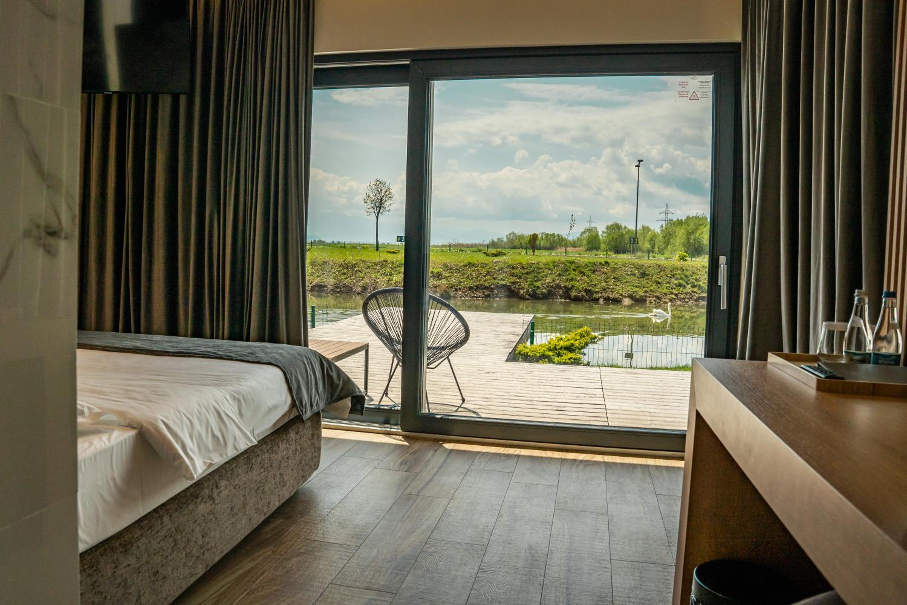 Standard King Room - Photo 6