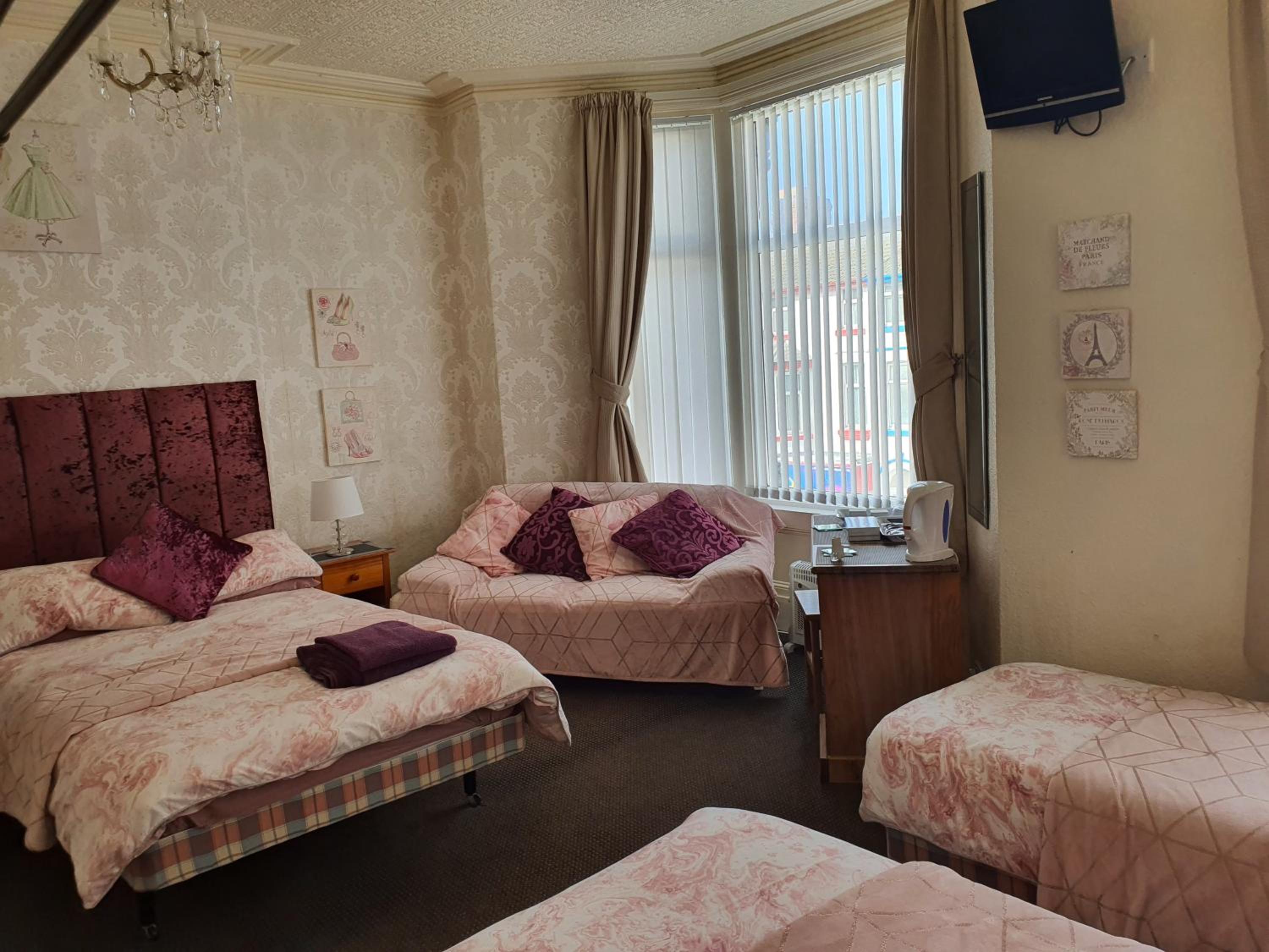 Quadruple Room - Photo 7