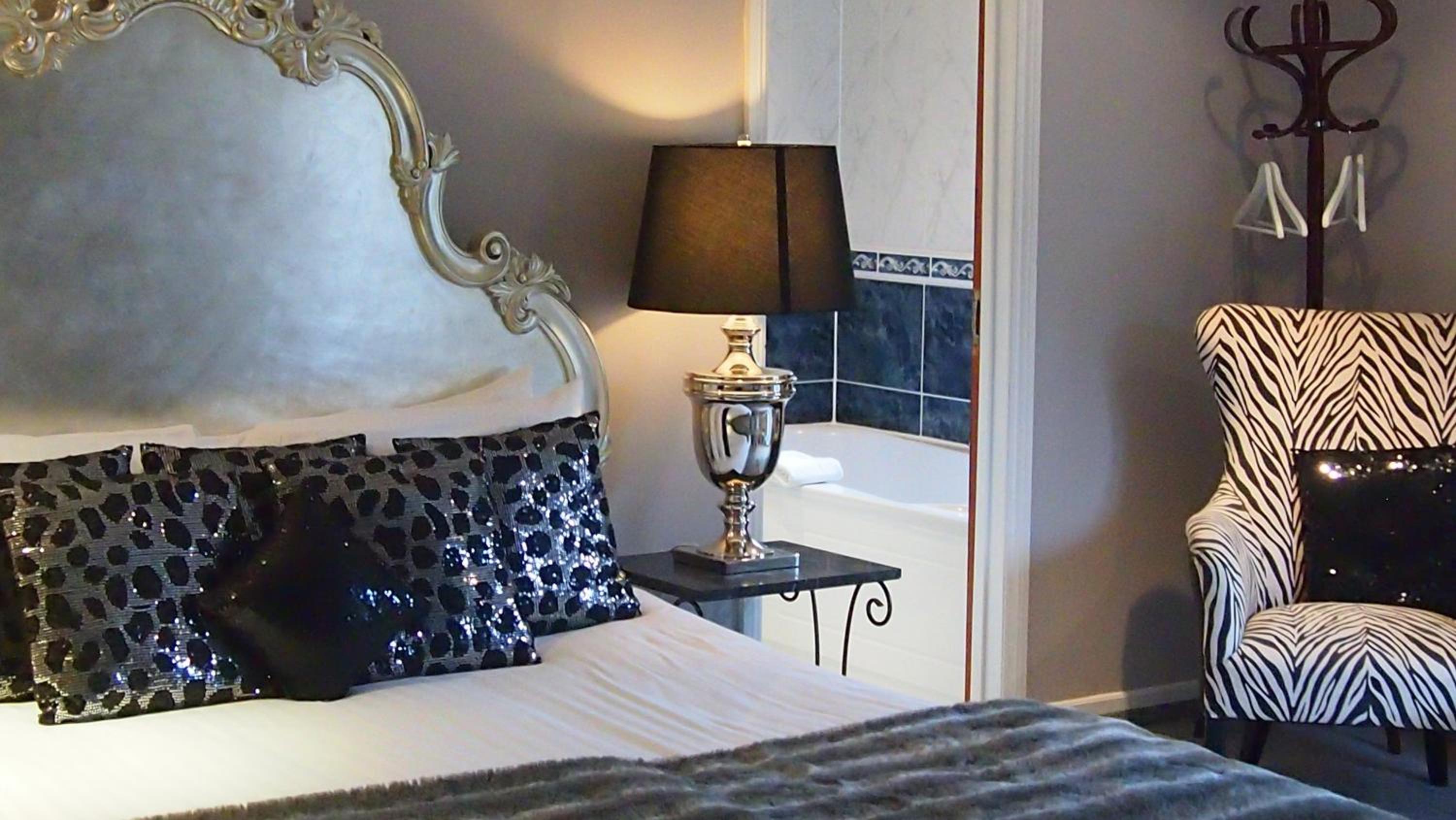 Double Room with Patio and Spa Bath - Photo 6