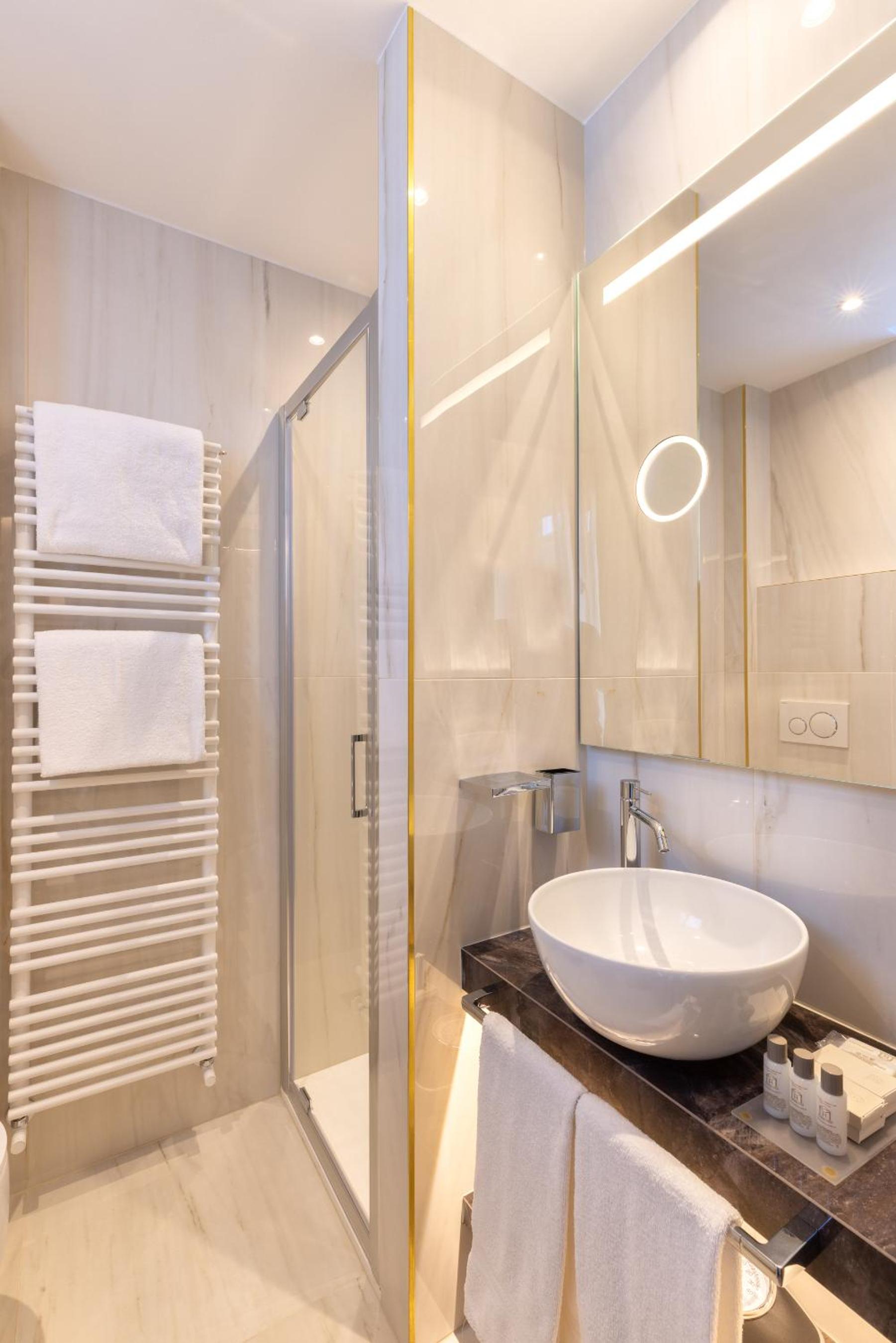 Prestige Triple Room - Photo 9