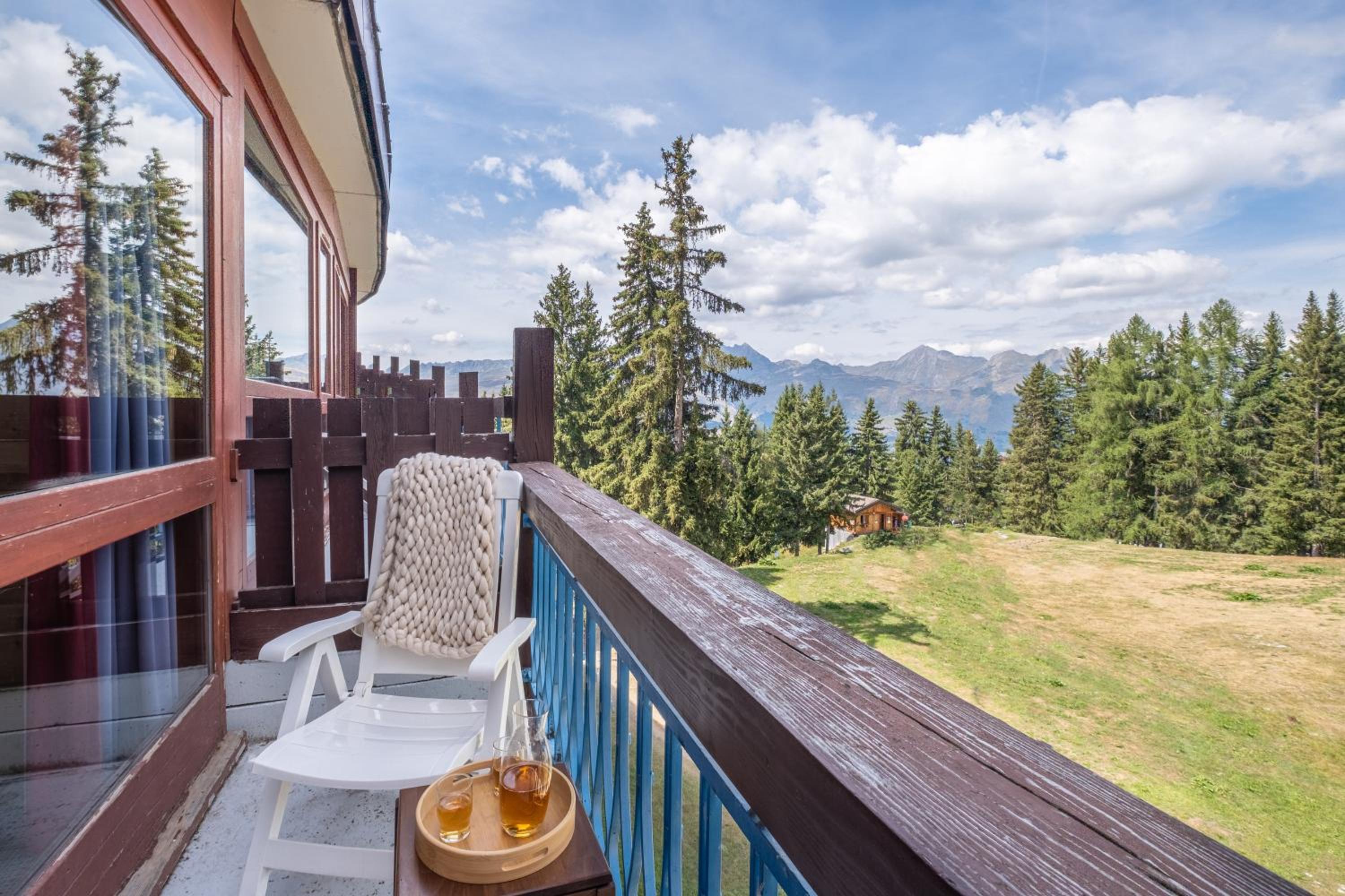 One-Bedroom Apartment with Balcony and  Mountain View (4 People) photo 2
