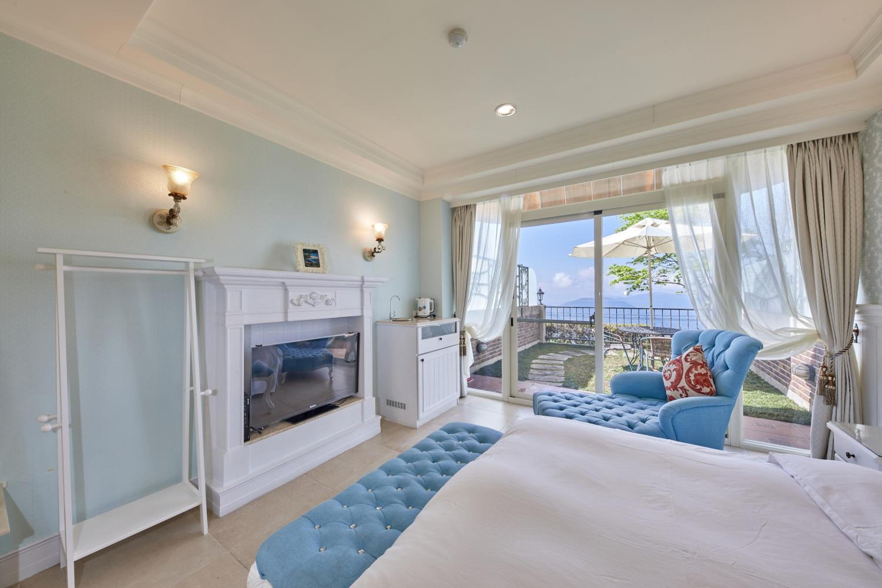 Double Room with Lake or Mountain View photo 3