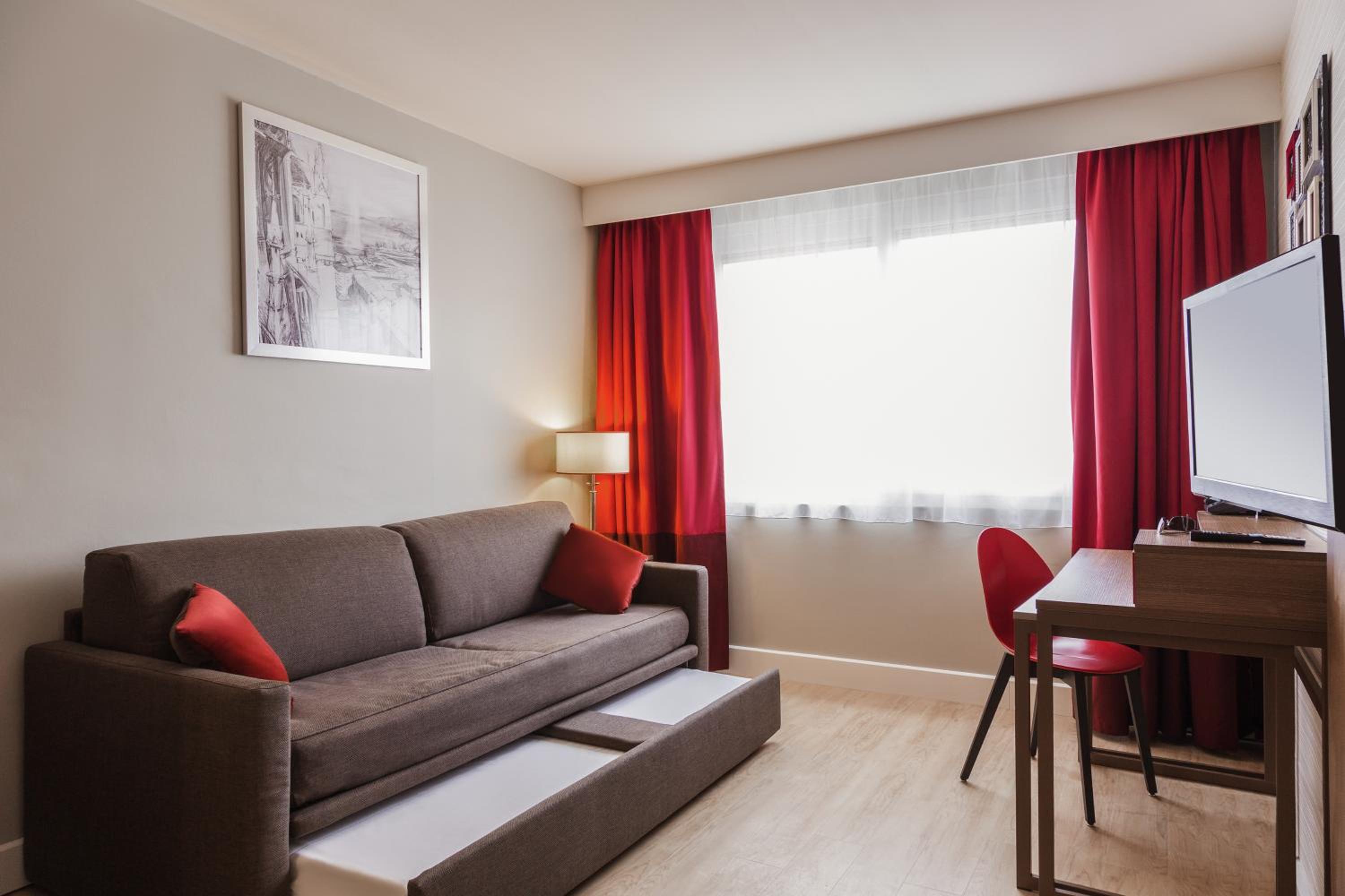 One-Bedroom Apartment (4 Adults) - Photo 3
