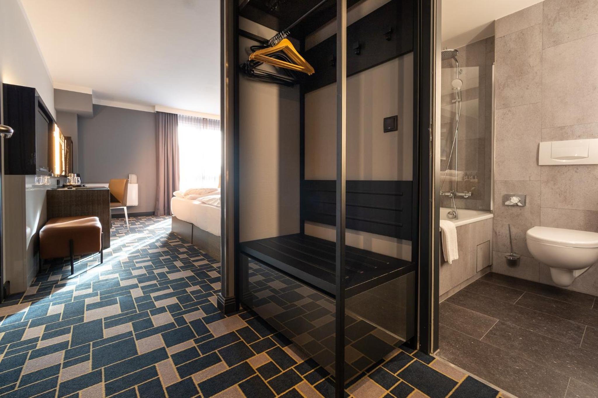 Suite - Photo 1