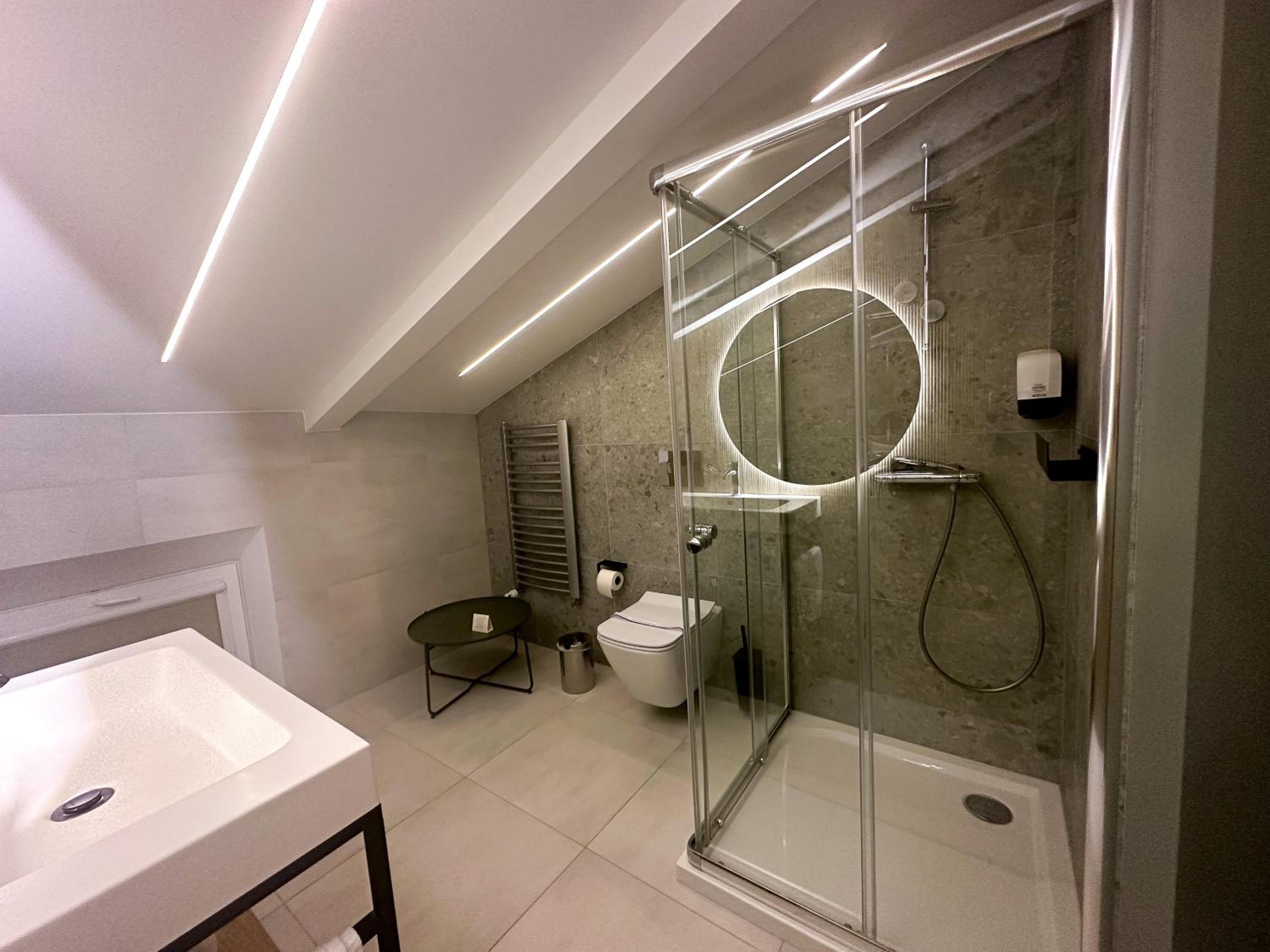 Deluxe Double Room (2 Adults + 1 Child) - Photo 2