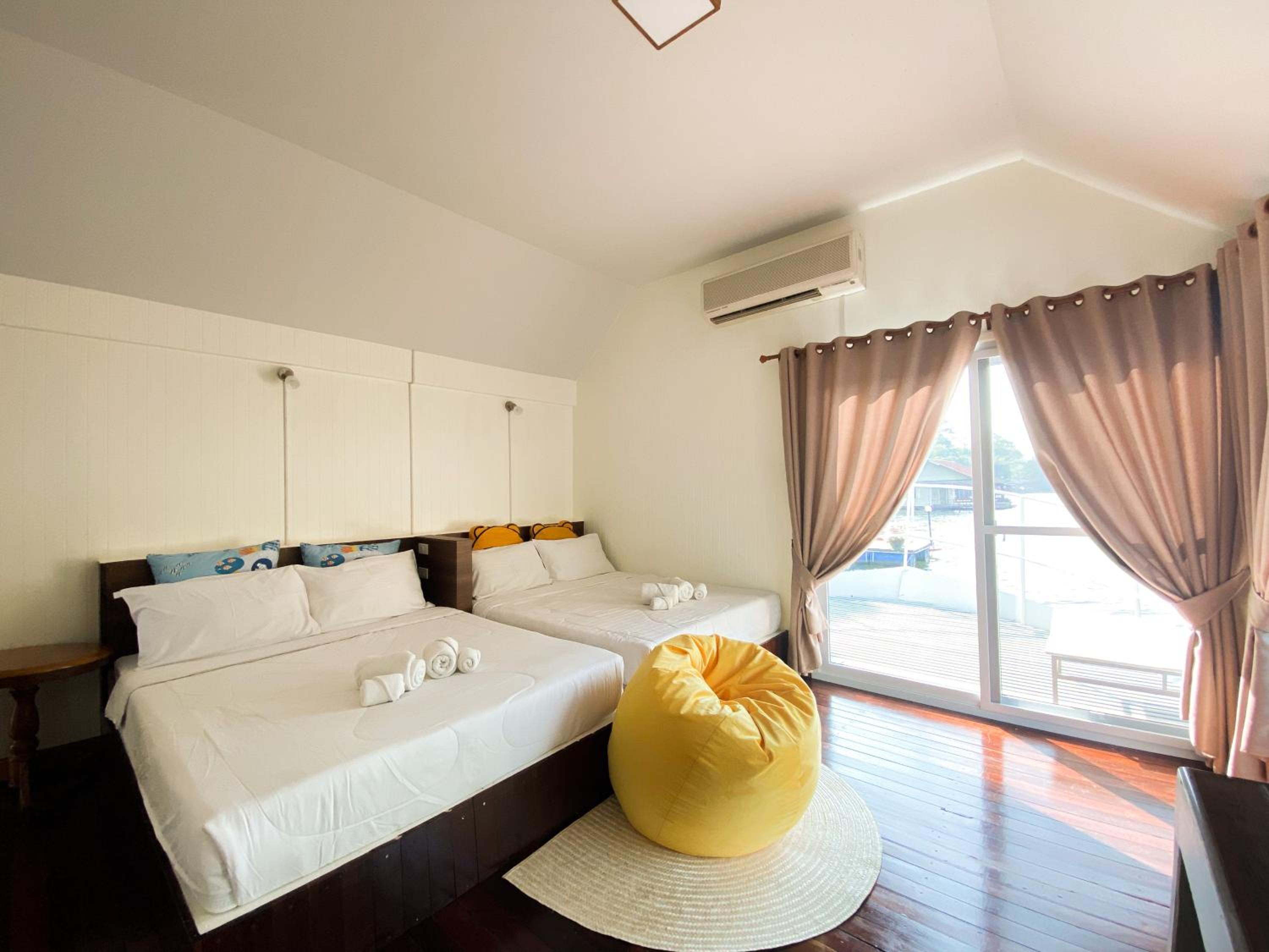 Family Room with Terrace - Photo 9