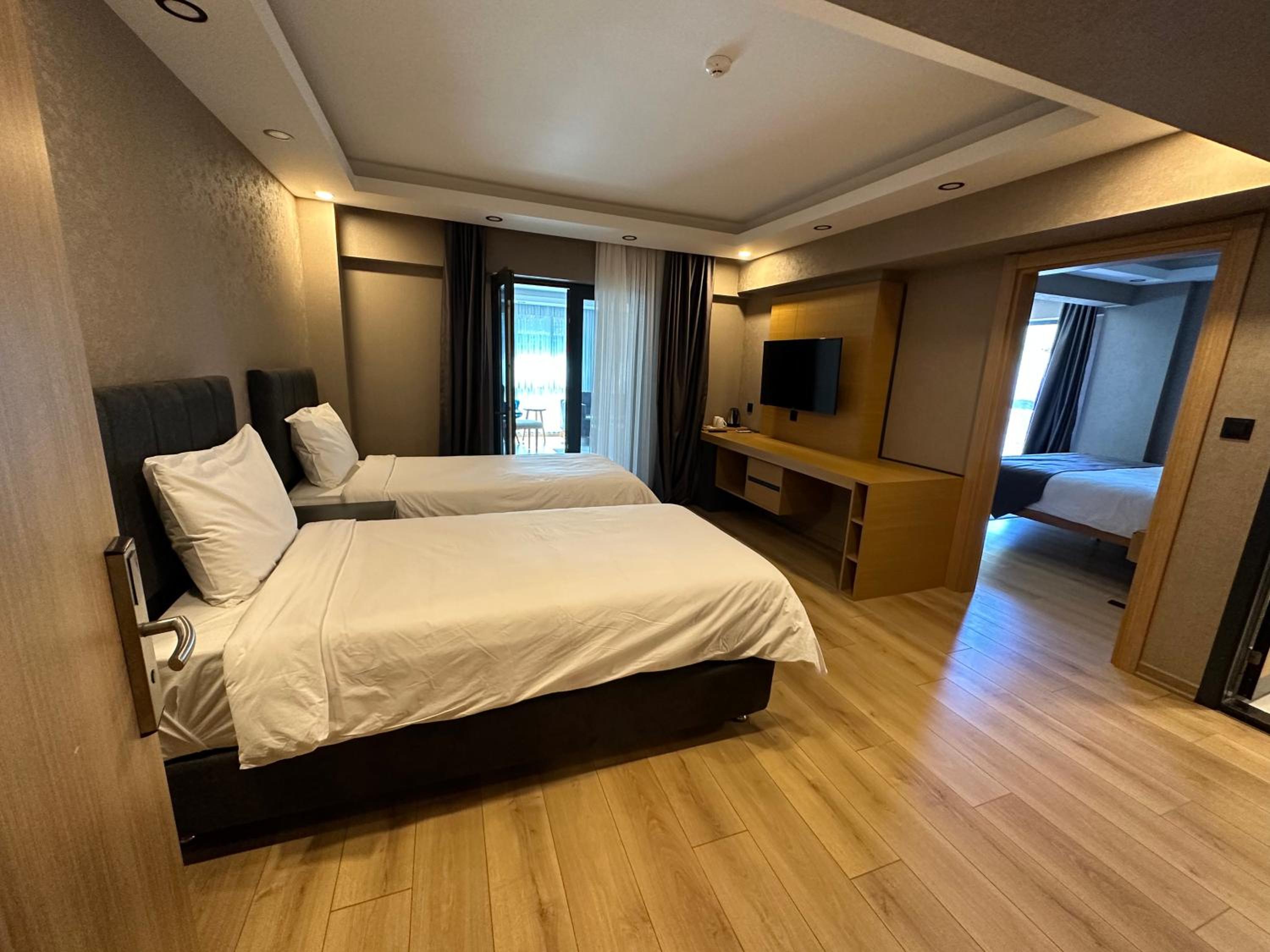Suite with Terrace - Photo 13