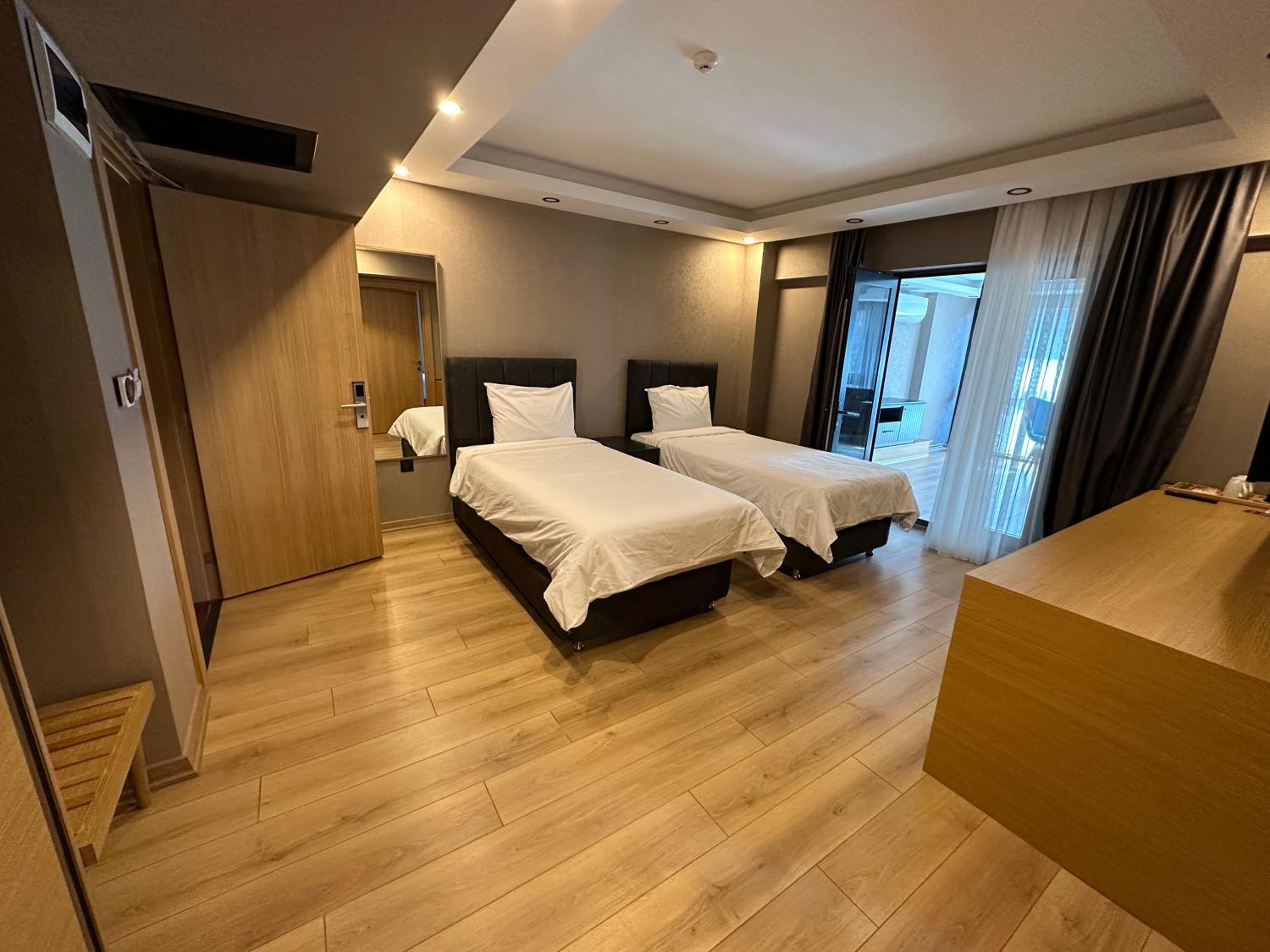 Suite with Terrace - Photo 12