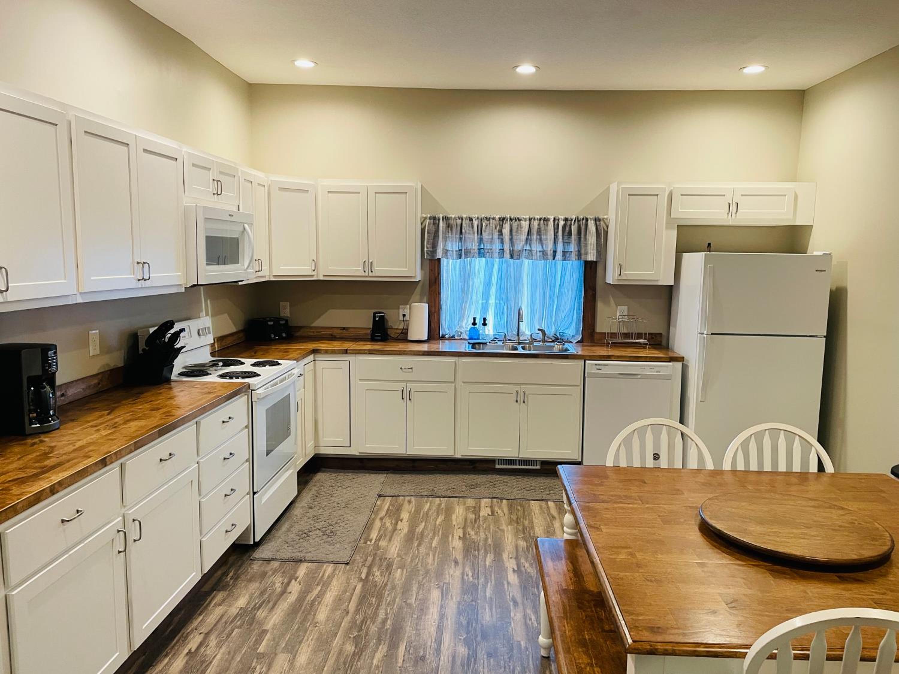 Three-Bedroom Apartment - Photo 16