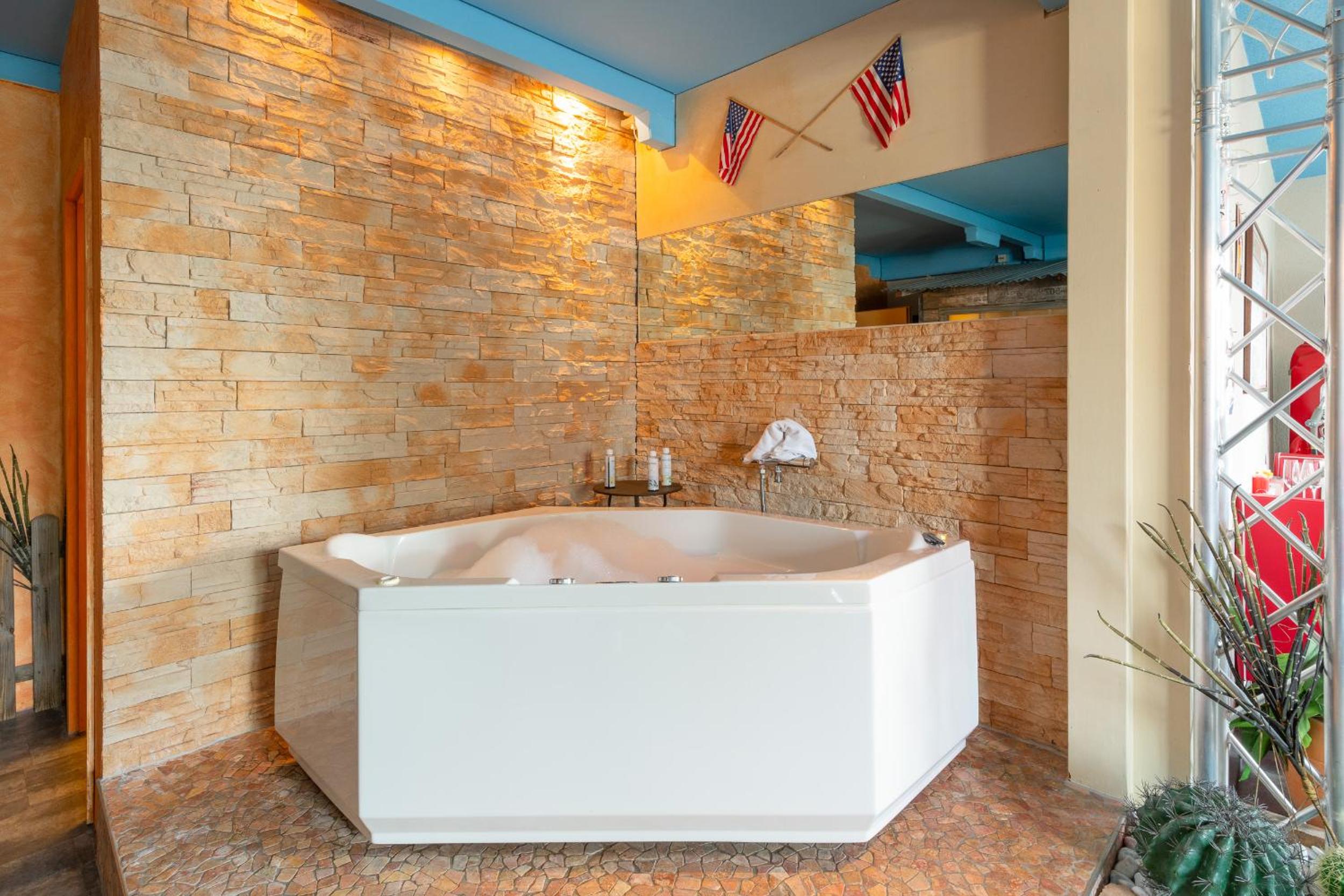 Route 66 Suite with Spa Bath - Photo 4
