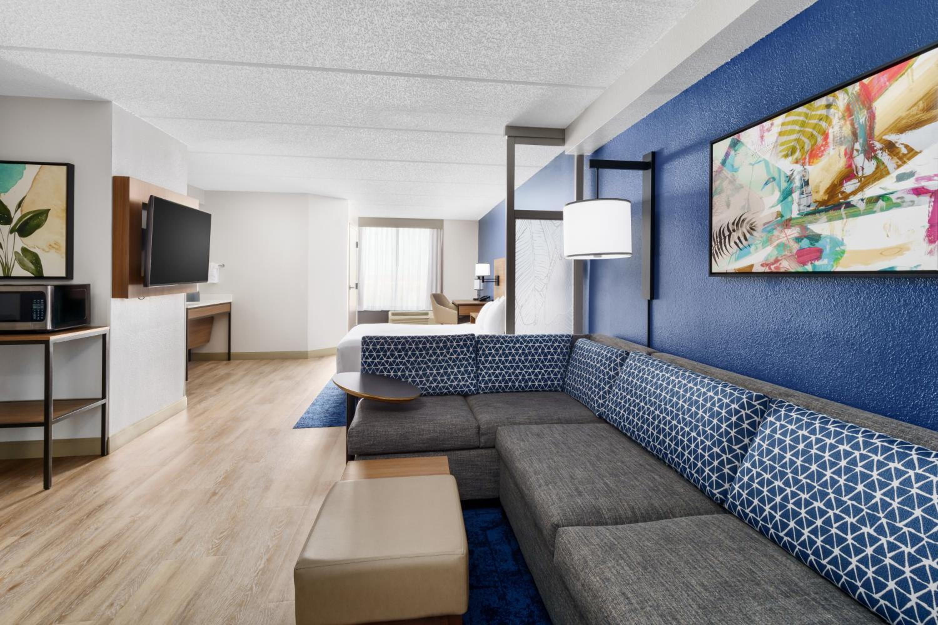 King Room with Sofa Bed and Roll-In Shower - Disability Access photo 2