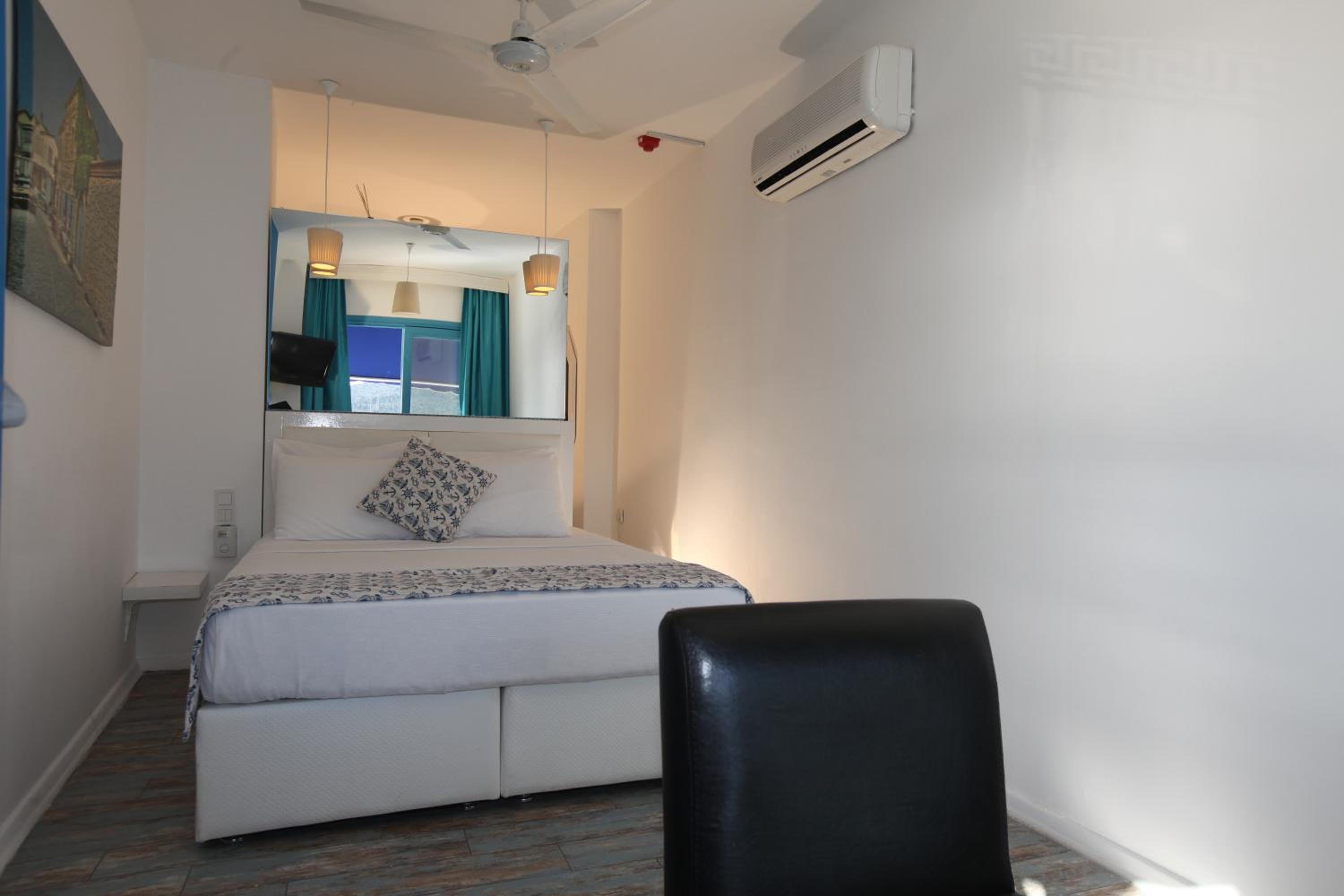 Triple Room with Sea View - Photo 8