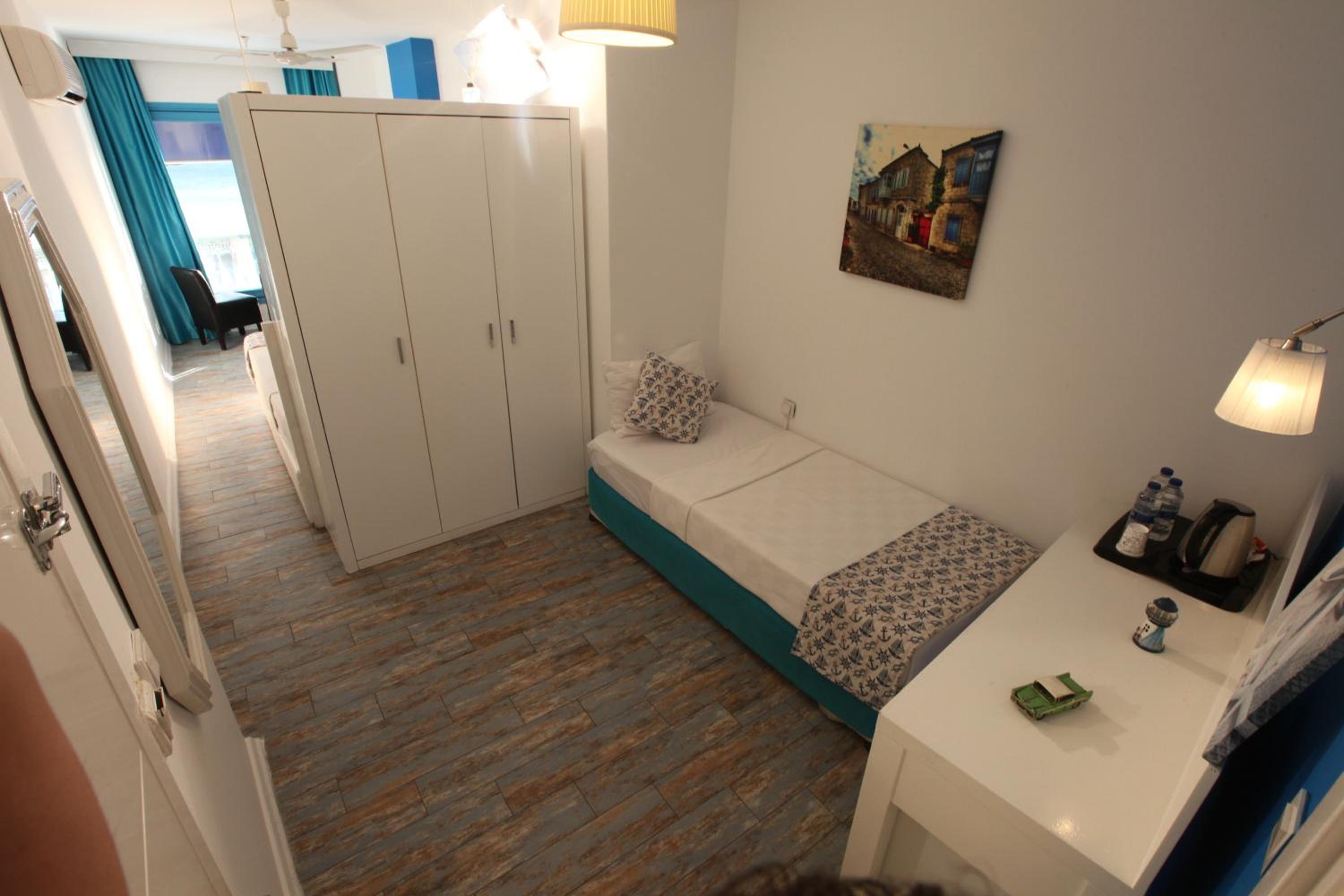 Triple Room with Sea View - Photo 6