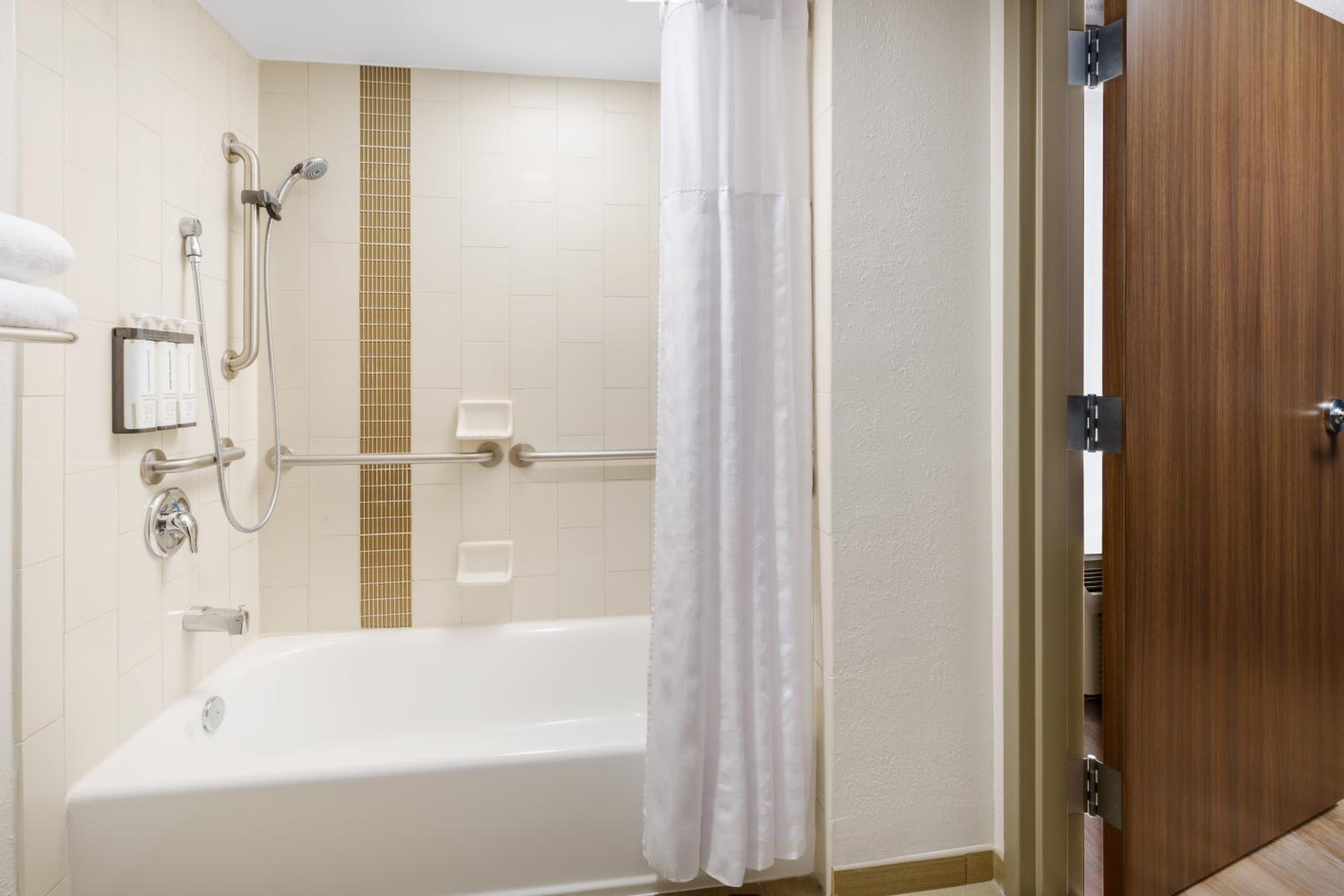 King Room with Sofa Bed and Accessible Tub - Disability Access photo 3