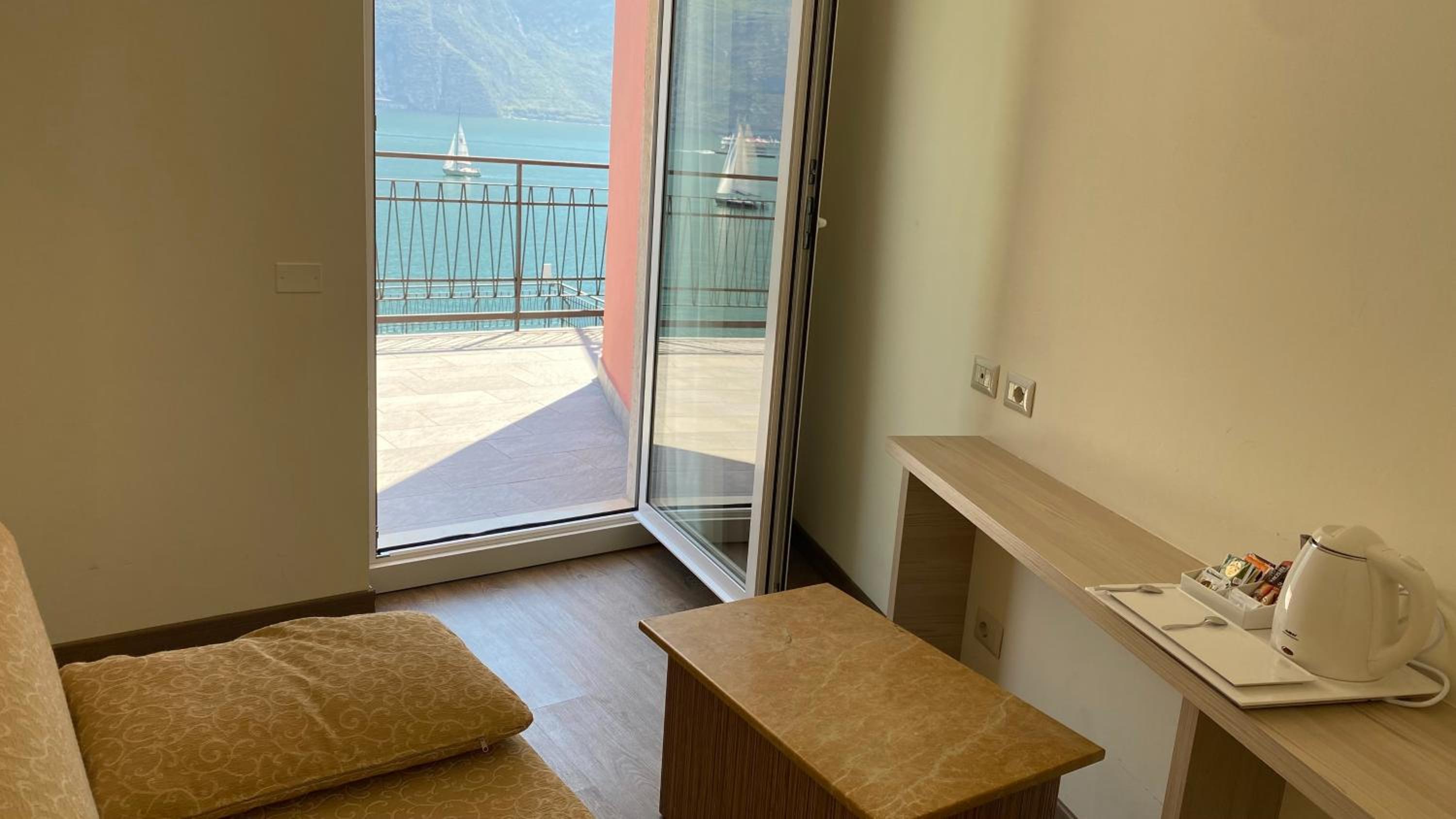 Junior Suite with Terrace and Lake View photo 3