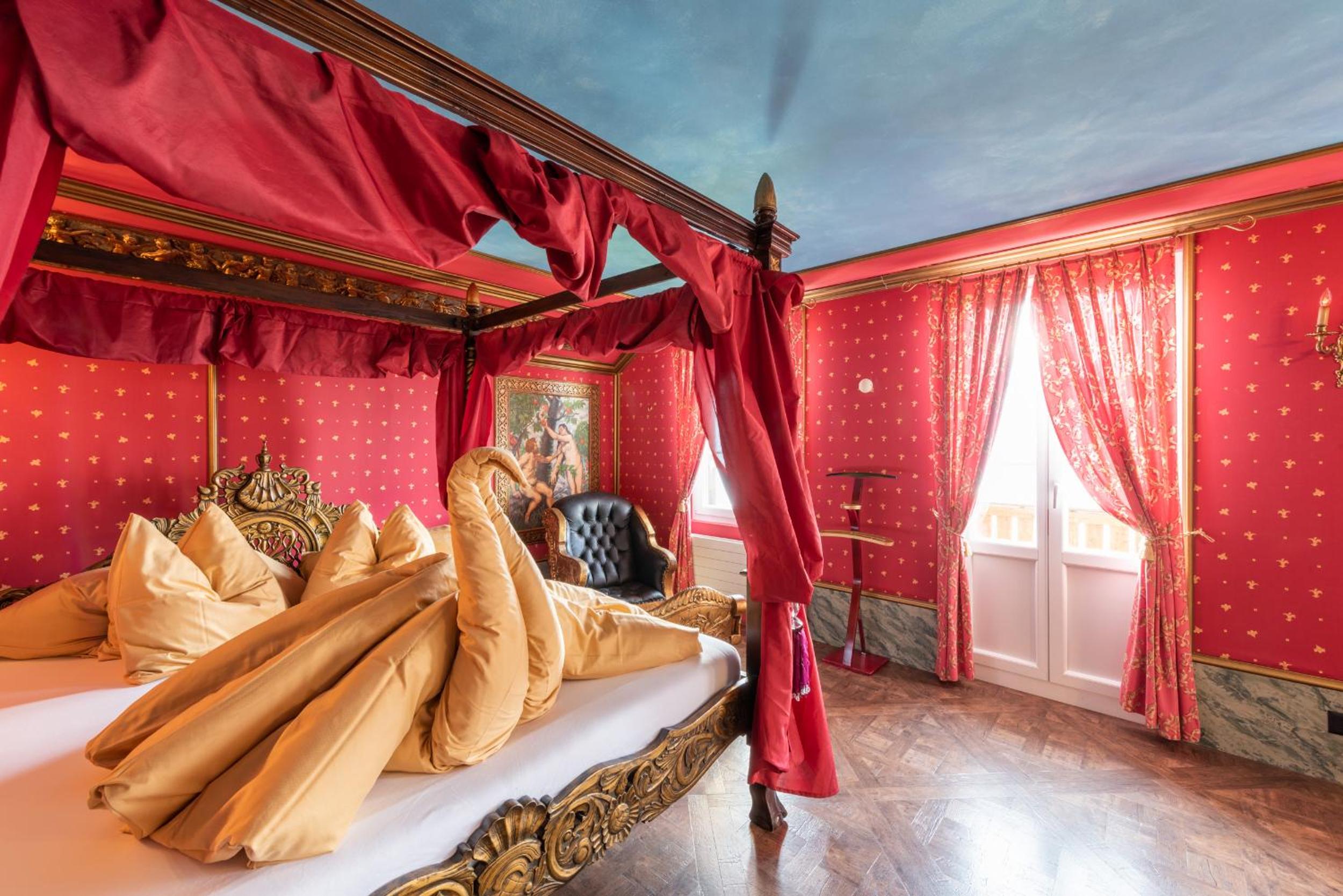 Château d'amour Suite with Spa Bath - Photo 3