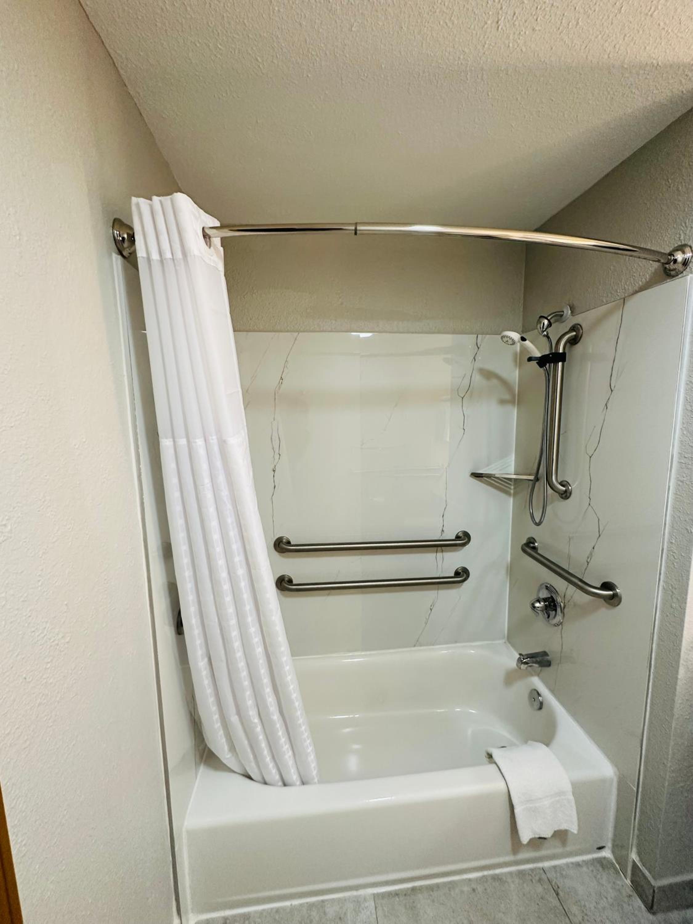 Queen Room with Two Queen Beds - Mobility Access/Non-Smoking - Photo 4