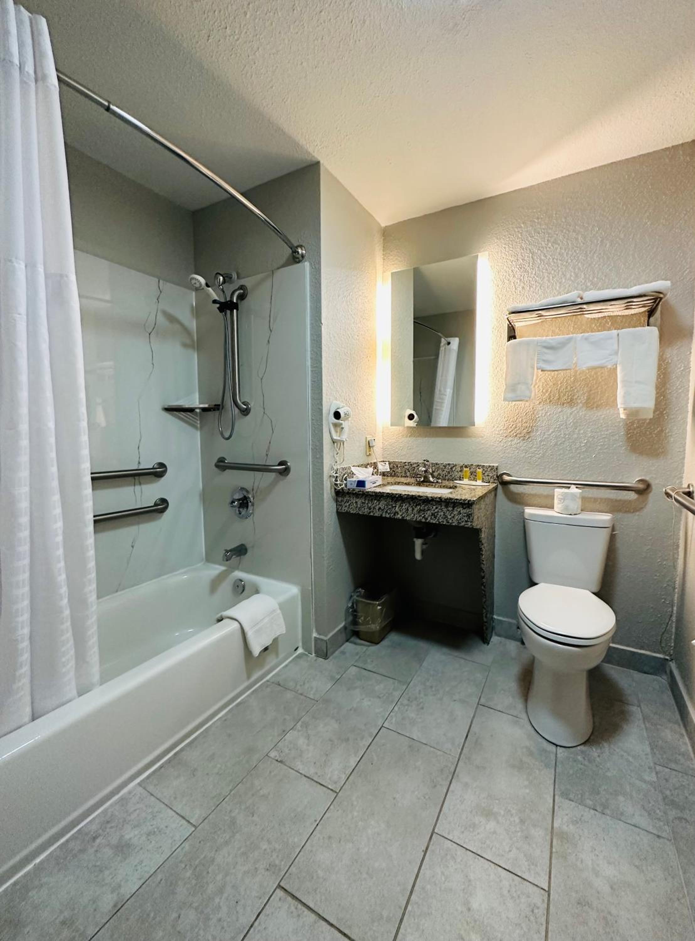 Queen Room with Two Queen Beds - Mobility Access/Non-Smoking - Photo 5