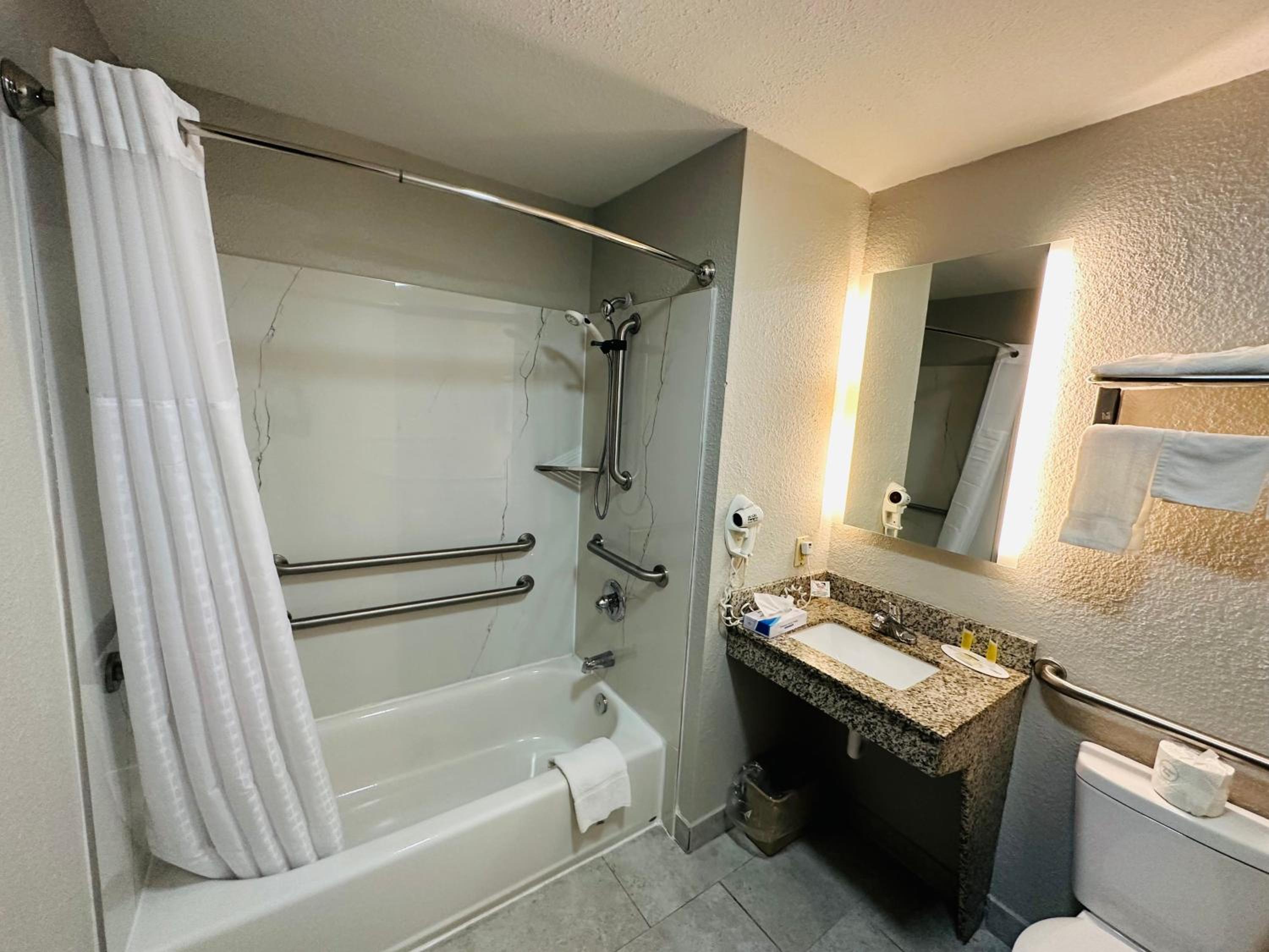 Queen Room with Two Queen Beds - Mobility Access/Non-Smoking - Photo 6