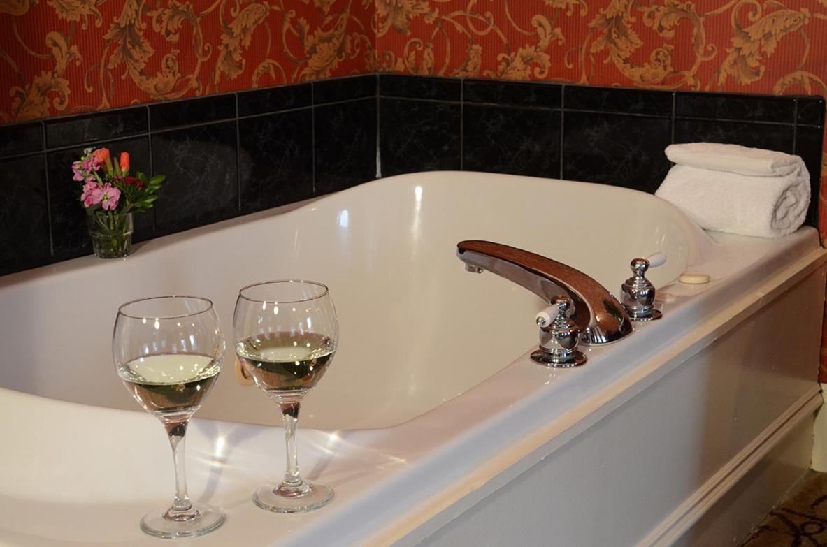 Parlor Suite - Photo 2