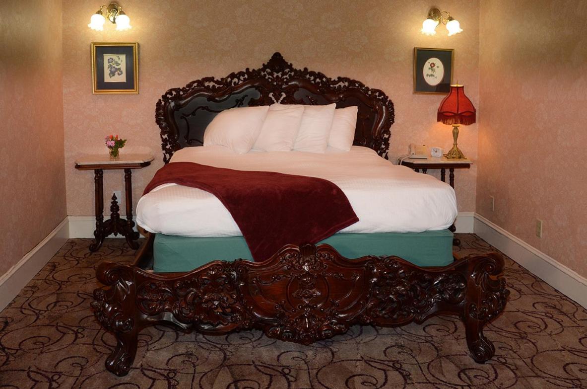 Parlor Suite - Photo 1