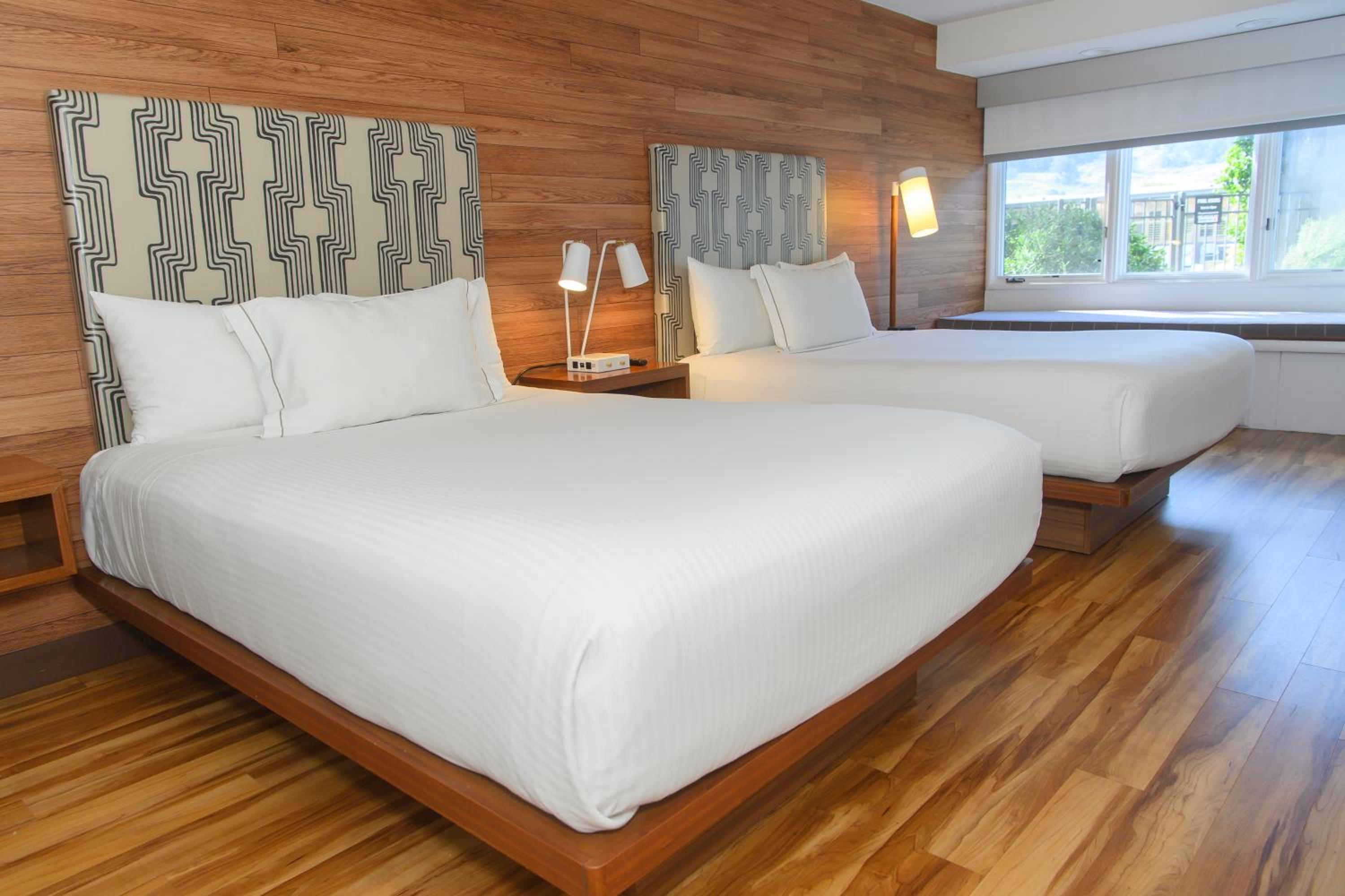 Standard Queen Room with Two Queen Beds - Photo 3