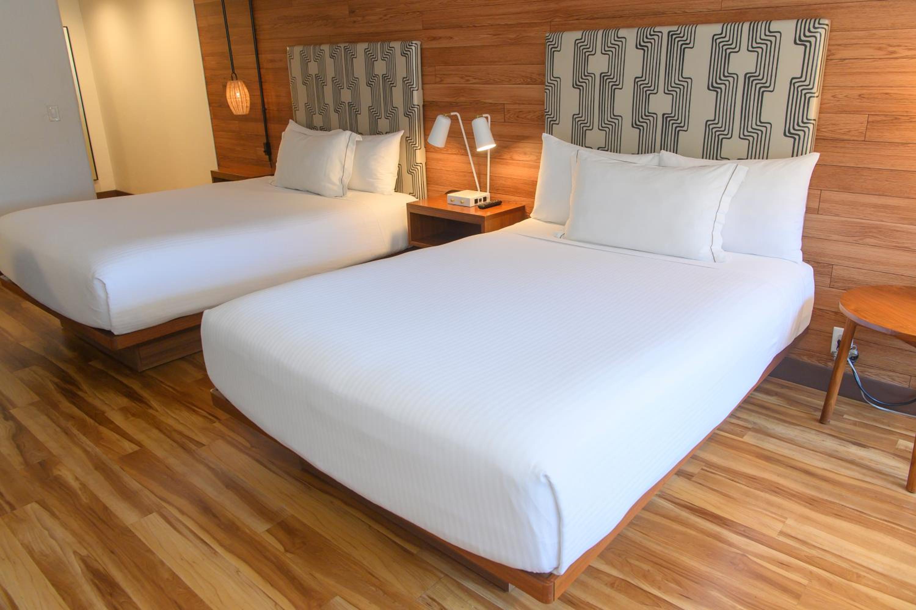 Standard Queen Room with Two Queen Beds - Photo 4