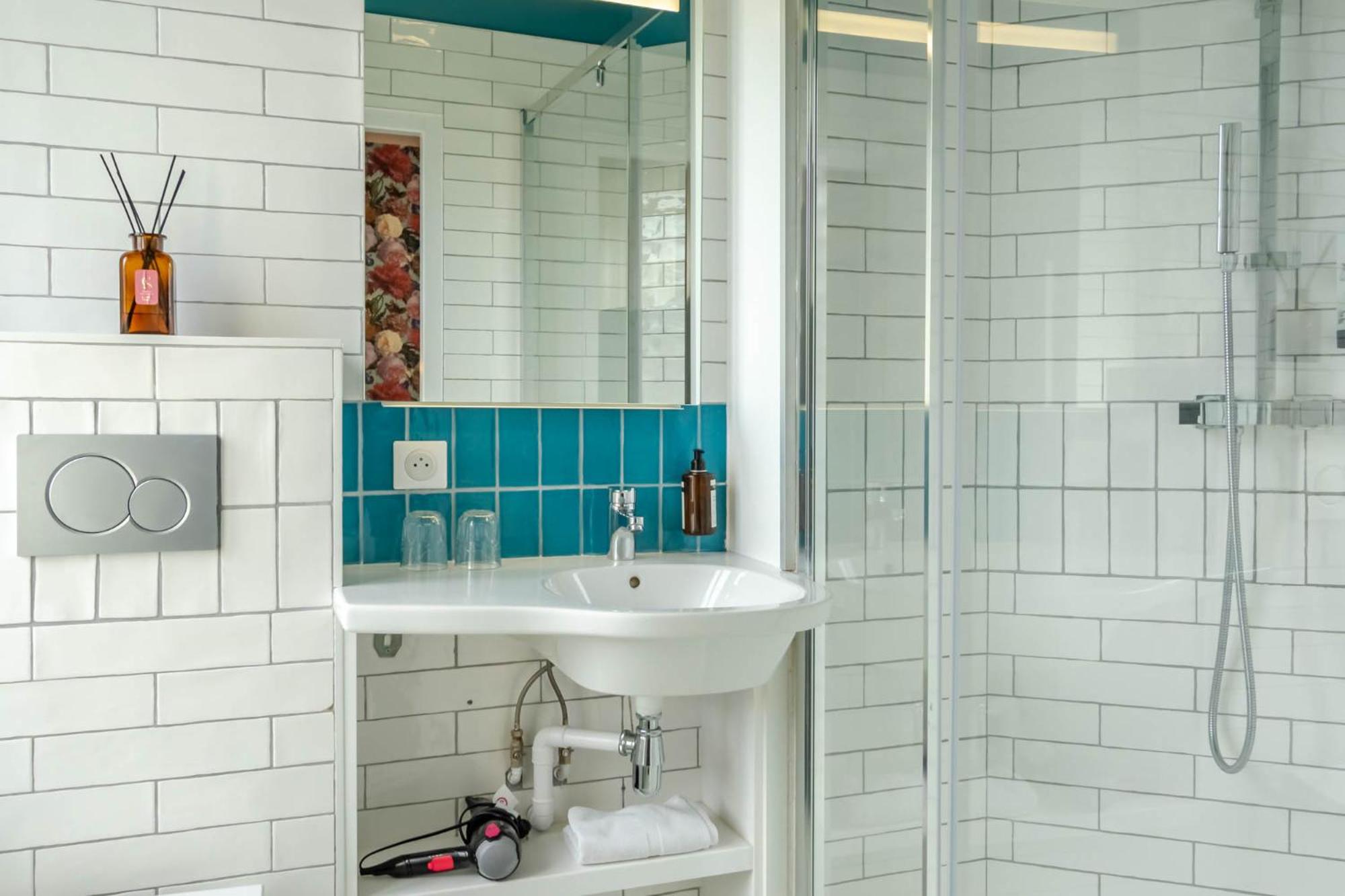 Classic Double Room with Shower - Photo 3