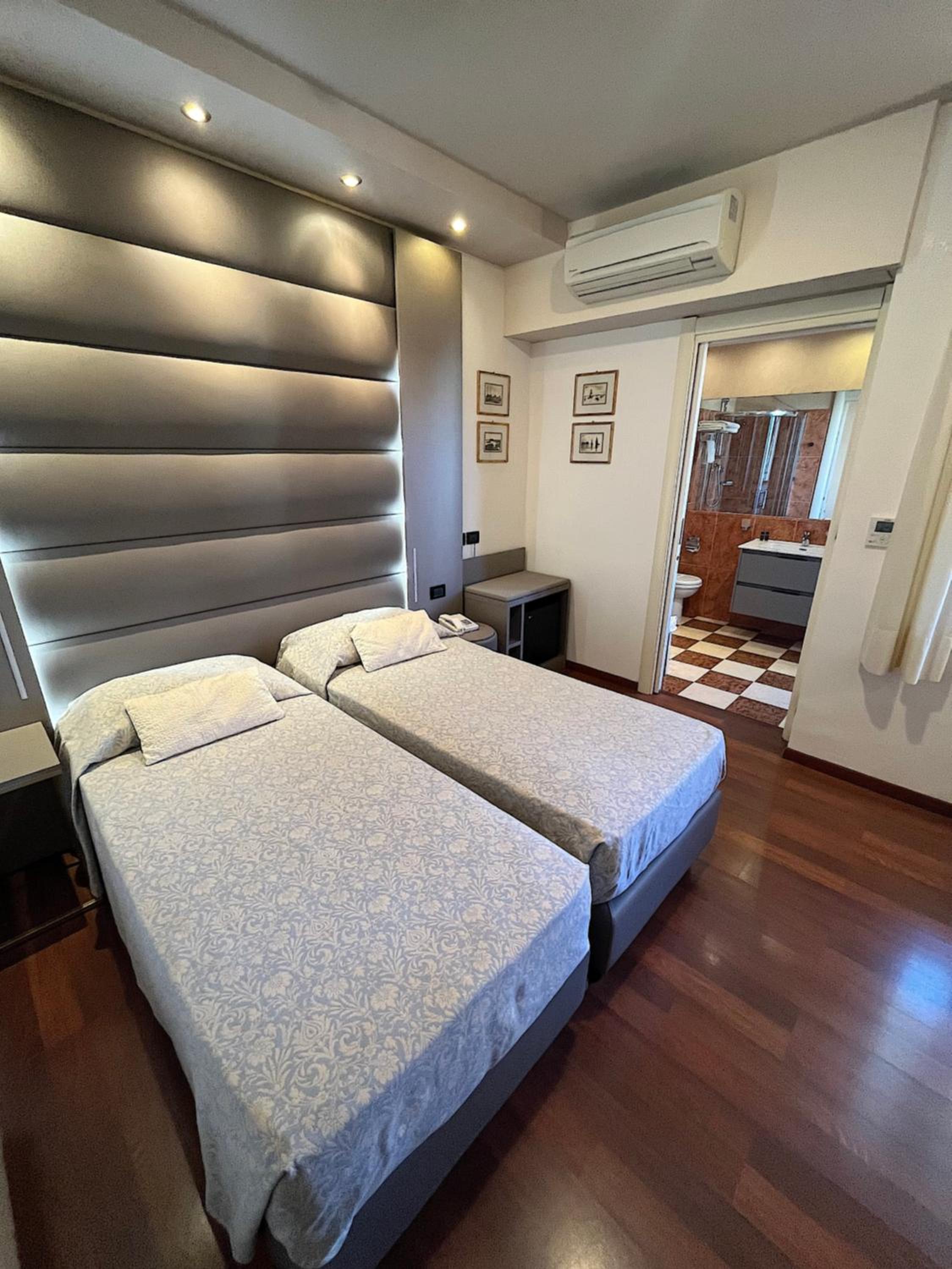 Double Room - Photo 7