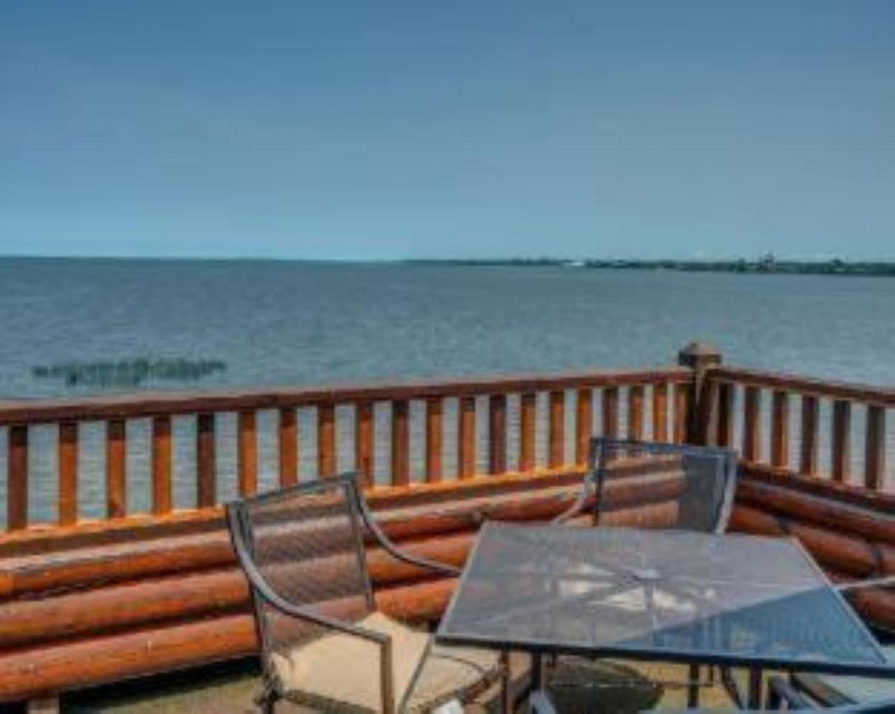 Queen Room with Two Queen Beds and Lake View photo 2