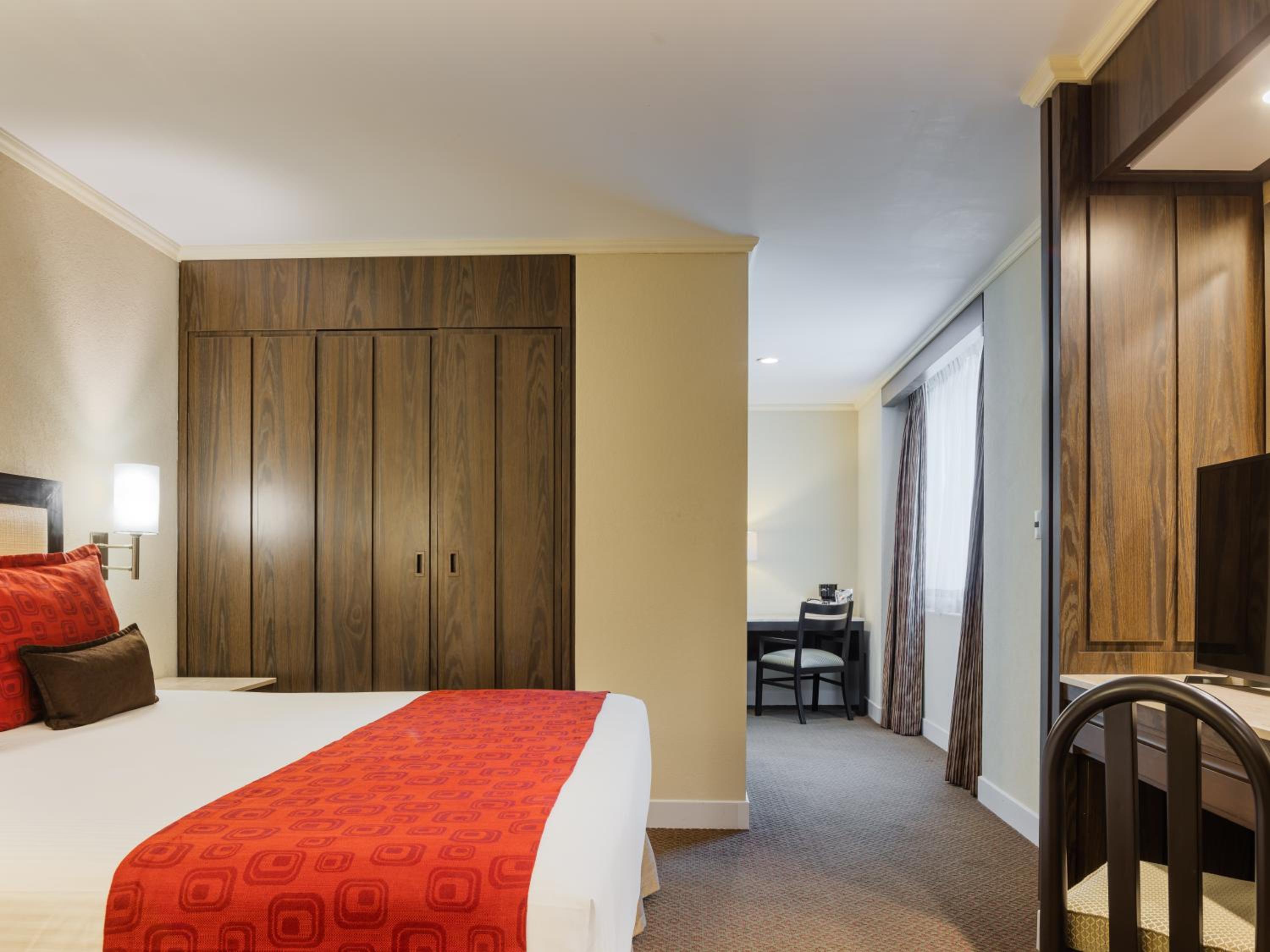 Deluxe King Suite - Non-Smoking photo 1