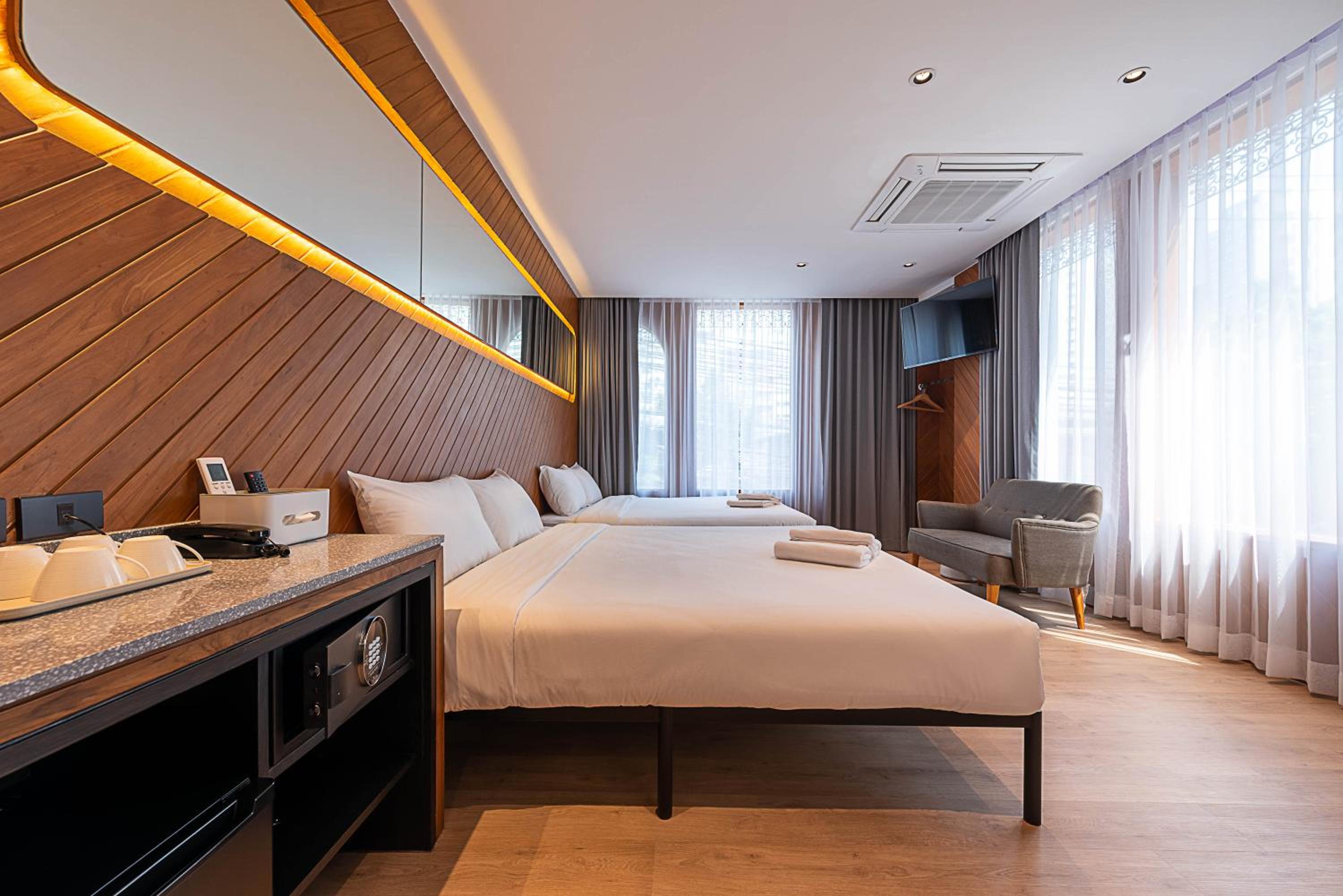 King Room with Two King Beds photo 2