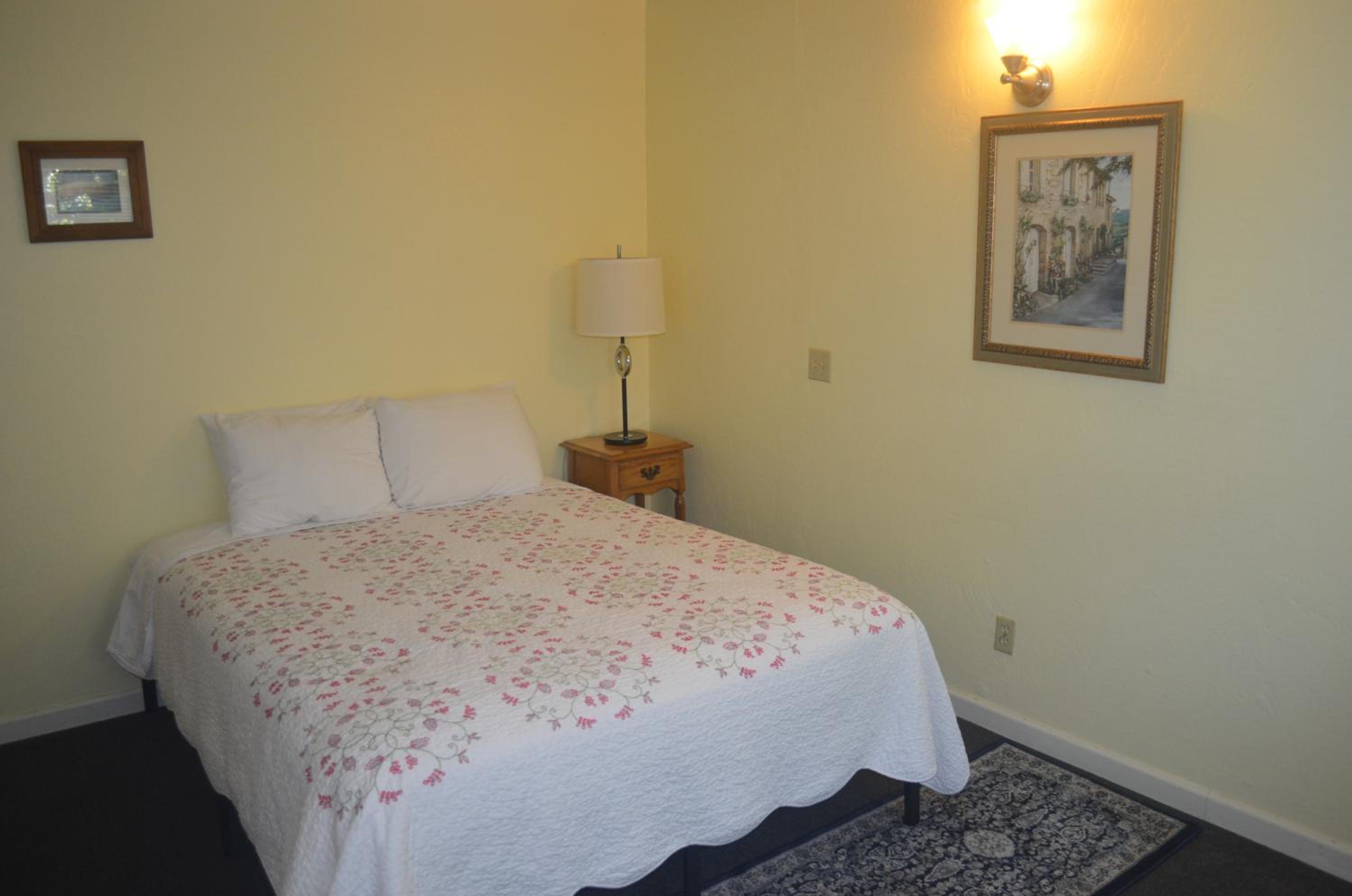 Standard Queen Room photo 3