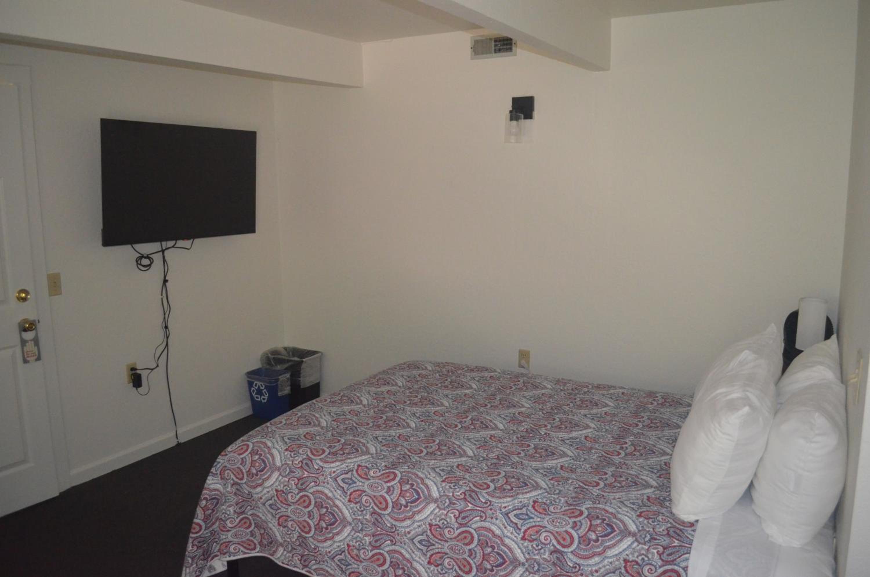 Single Room with Shared Bathroom photo 2