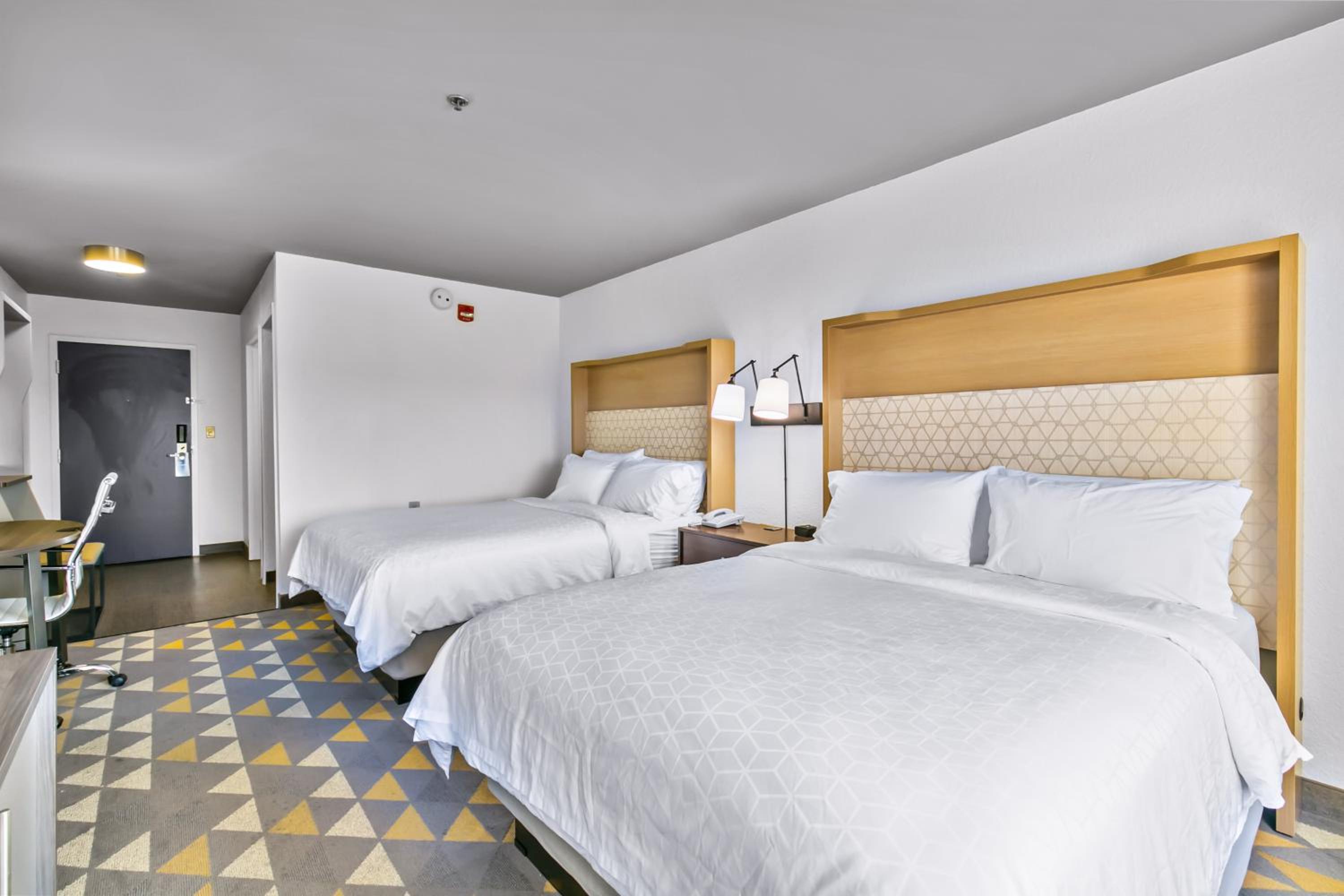 Standard Queen Room with Two Queen Beds - Photo 4