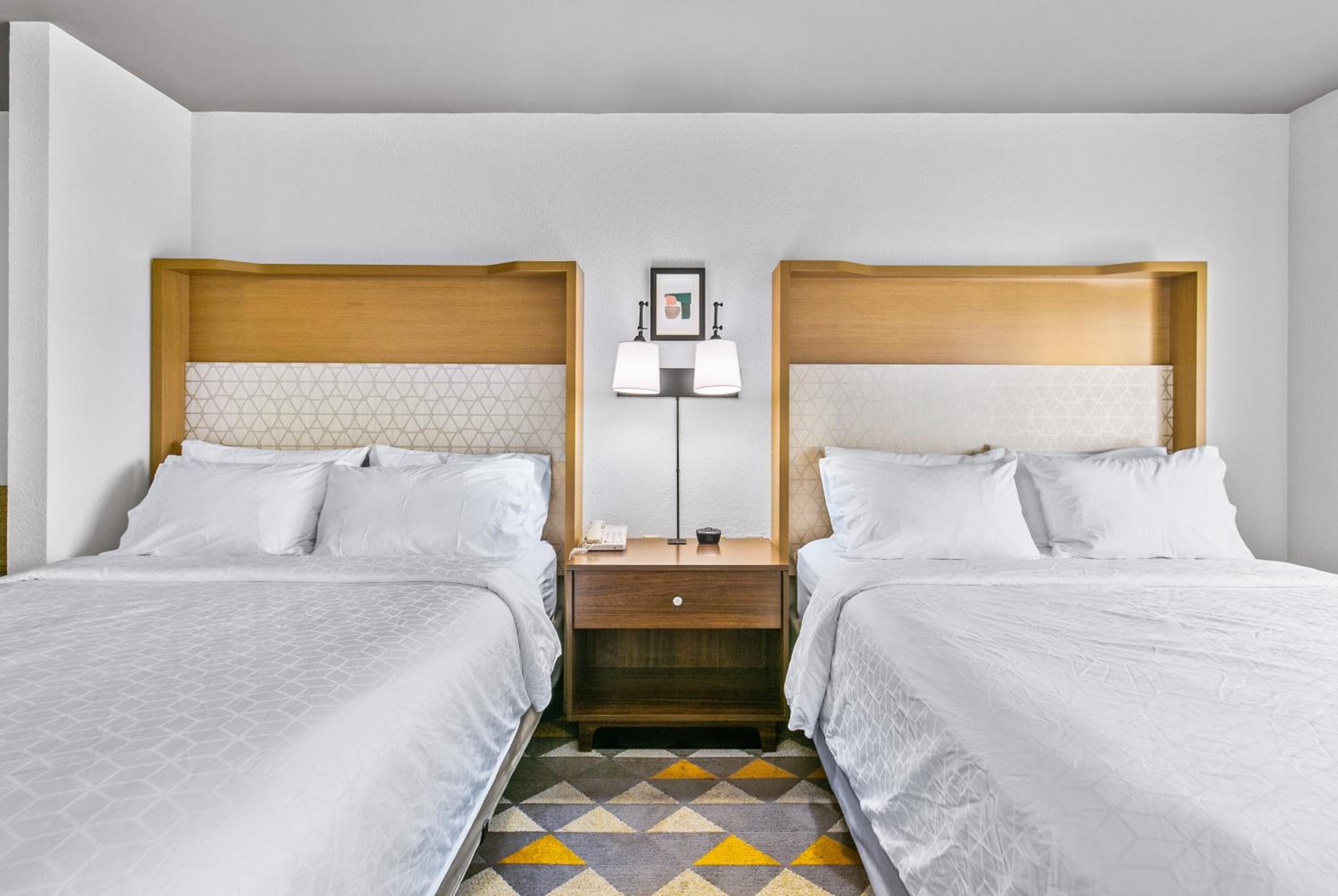 Standard Queen Room with Two Queen Beds - Photo 5