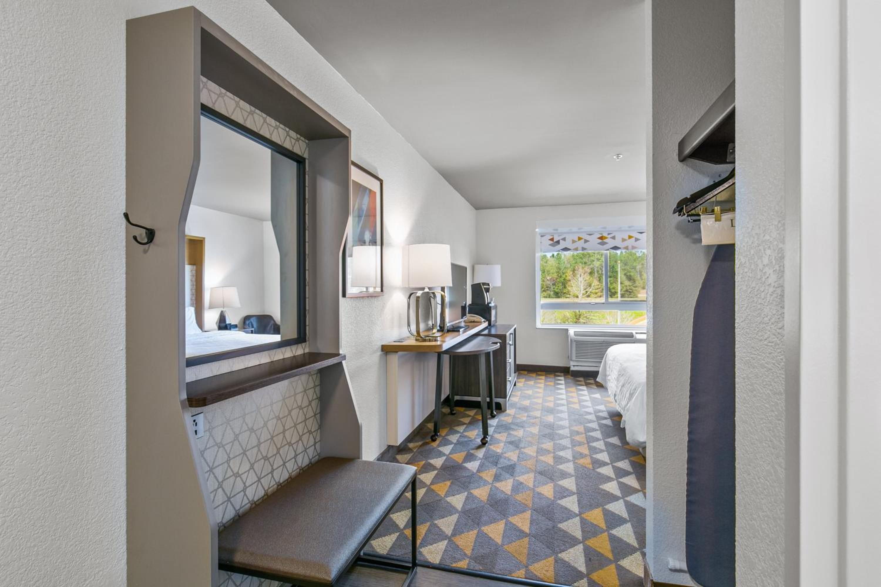 Standard King Room - Photo 9