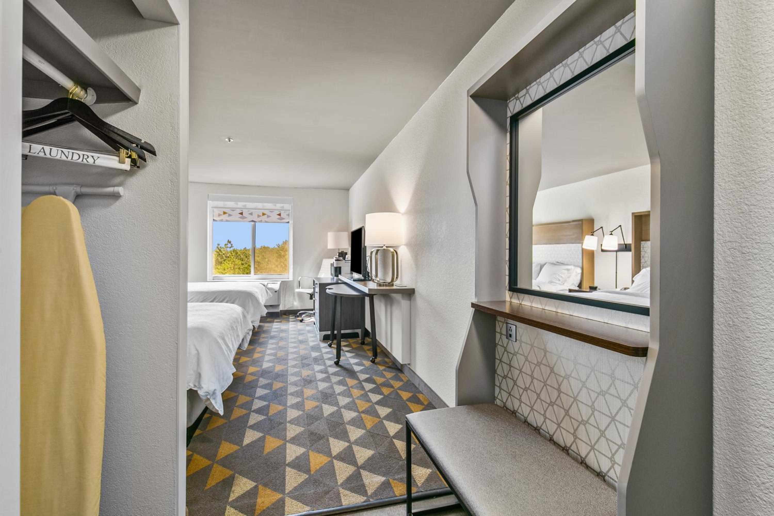 Standard Queen Room with Two Queen Beds - Photo 10