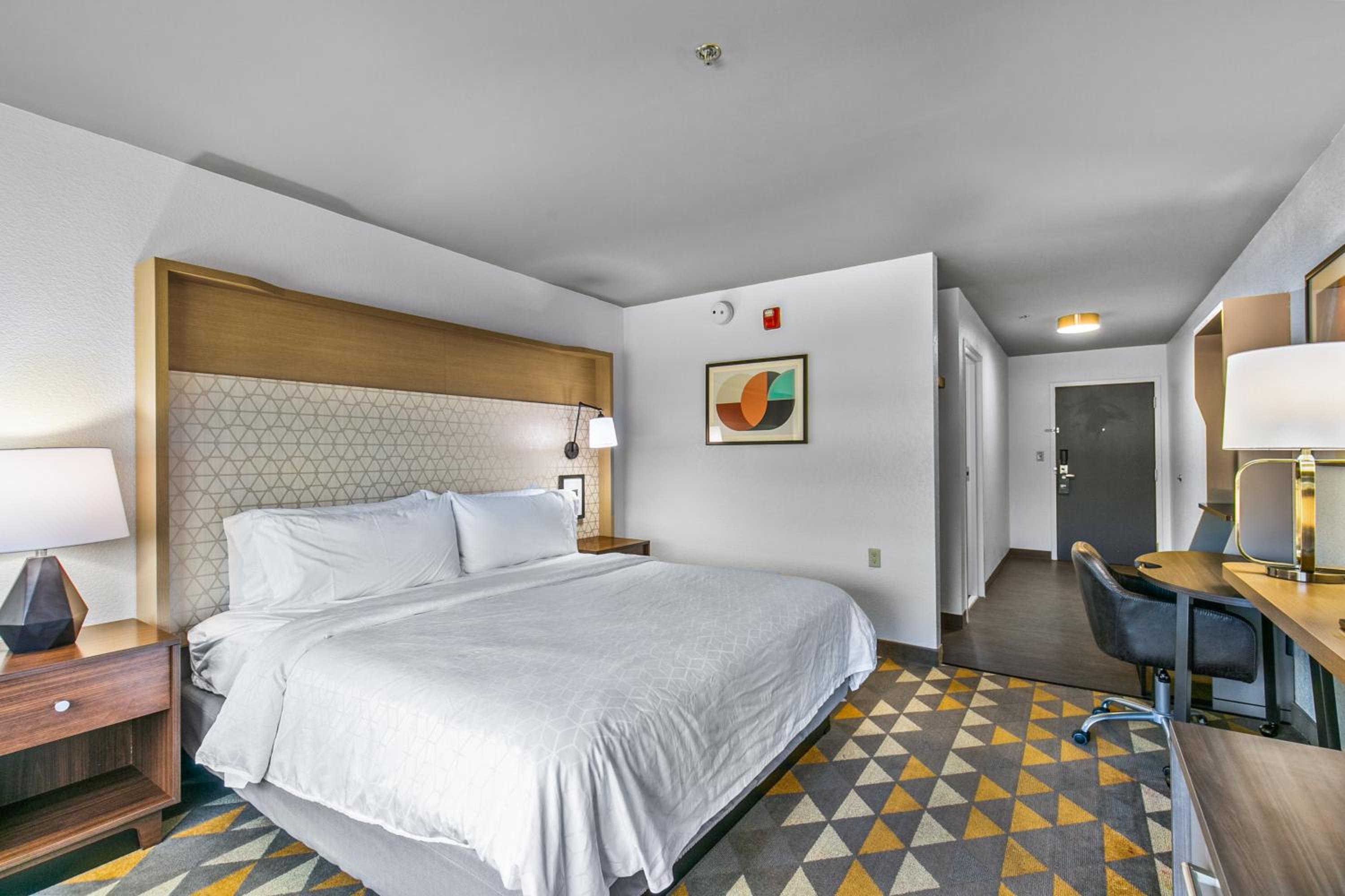 Standard King Room - Photo 7