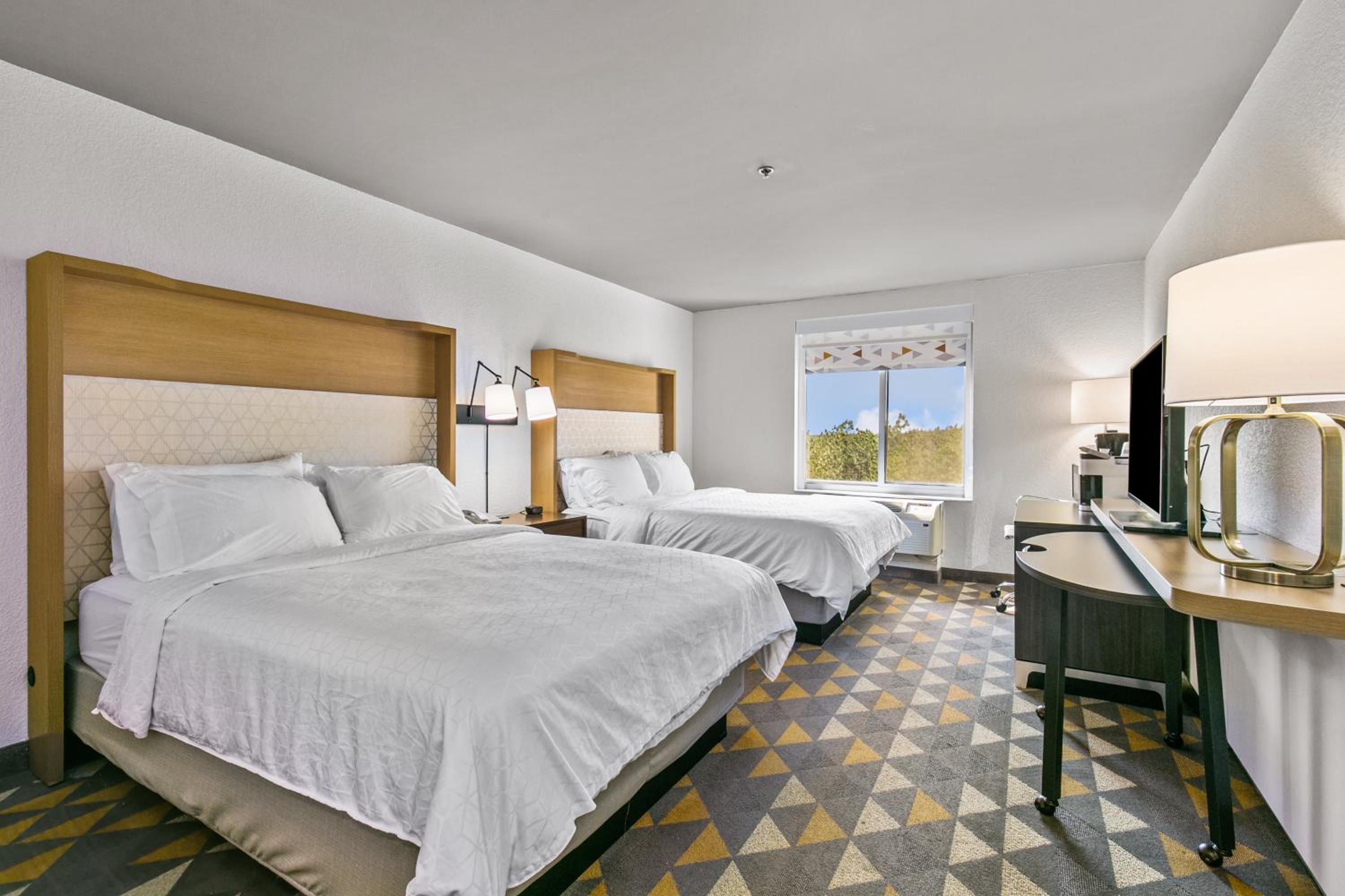 Standard Queen Room with Two Queen Beds - Photo 3