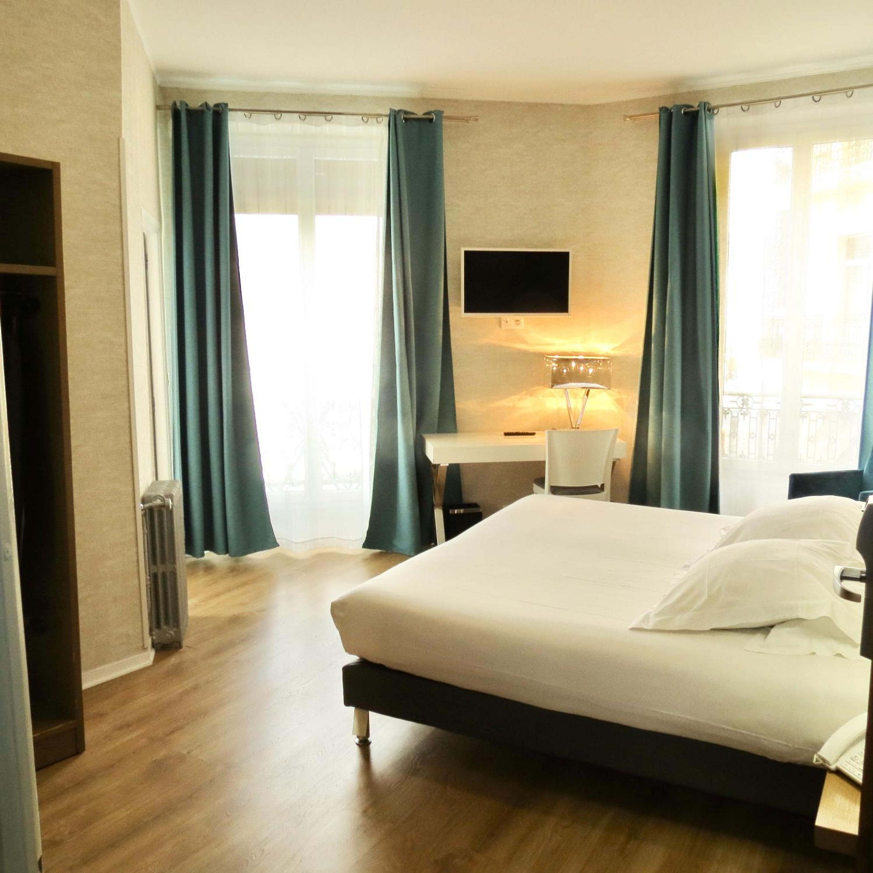 Superior Double Room with Balcony - Photo 4