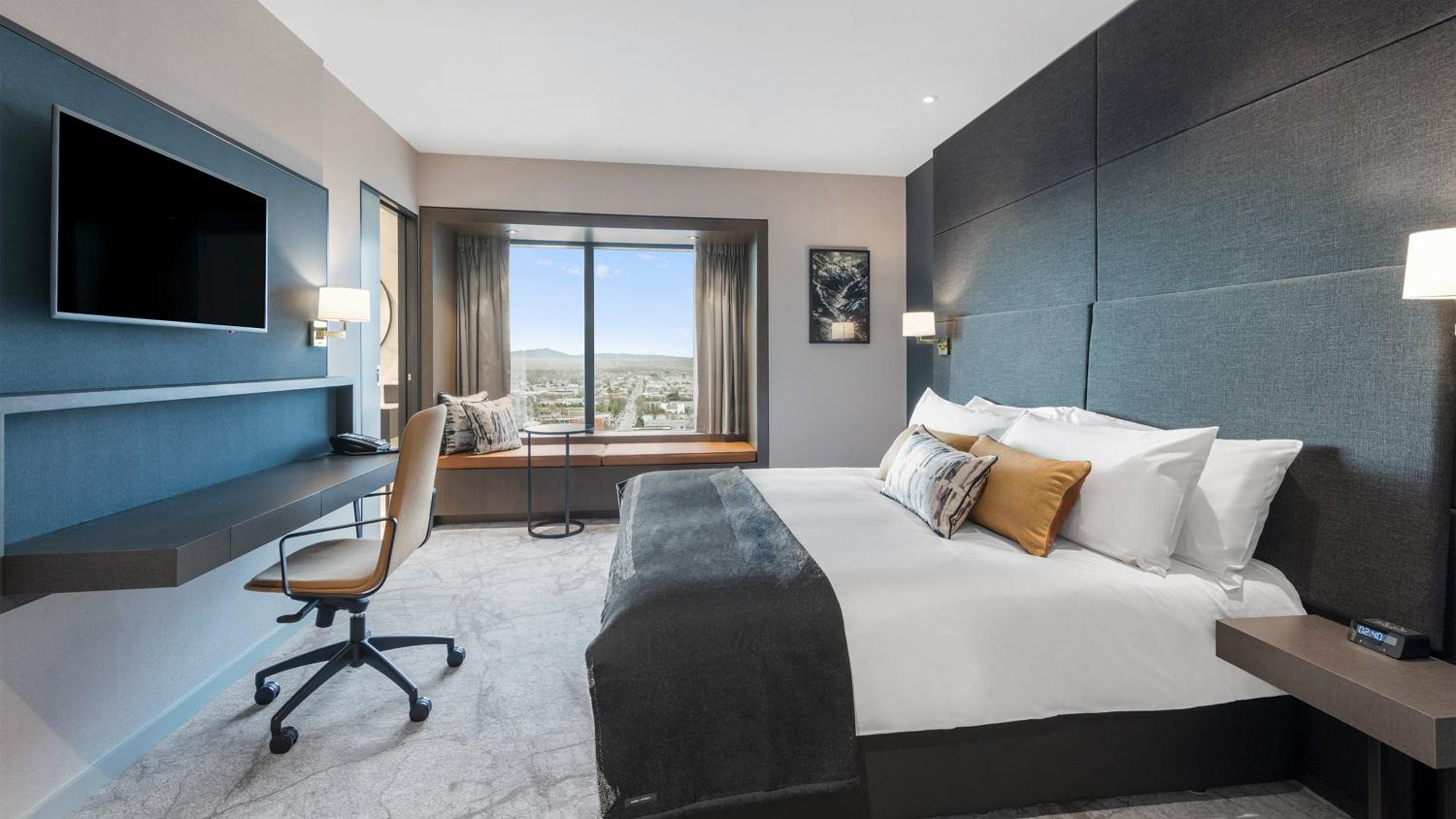 Standard King Room with City View - High Floor thumbnail 6
