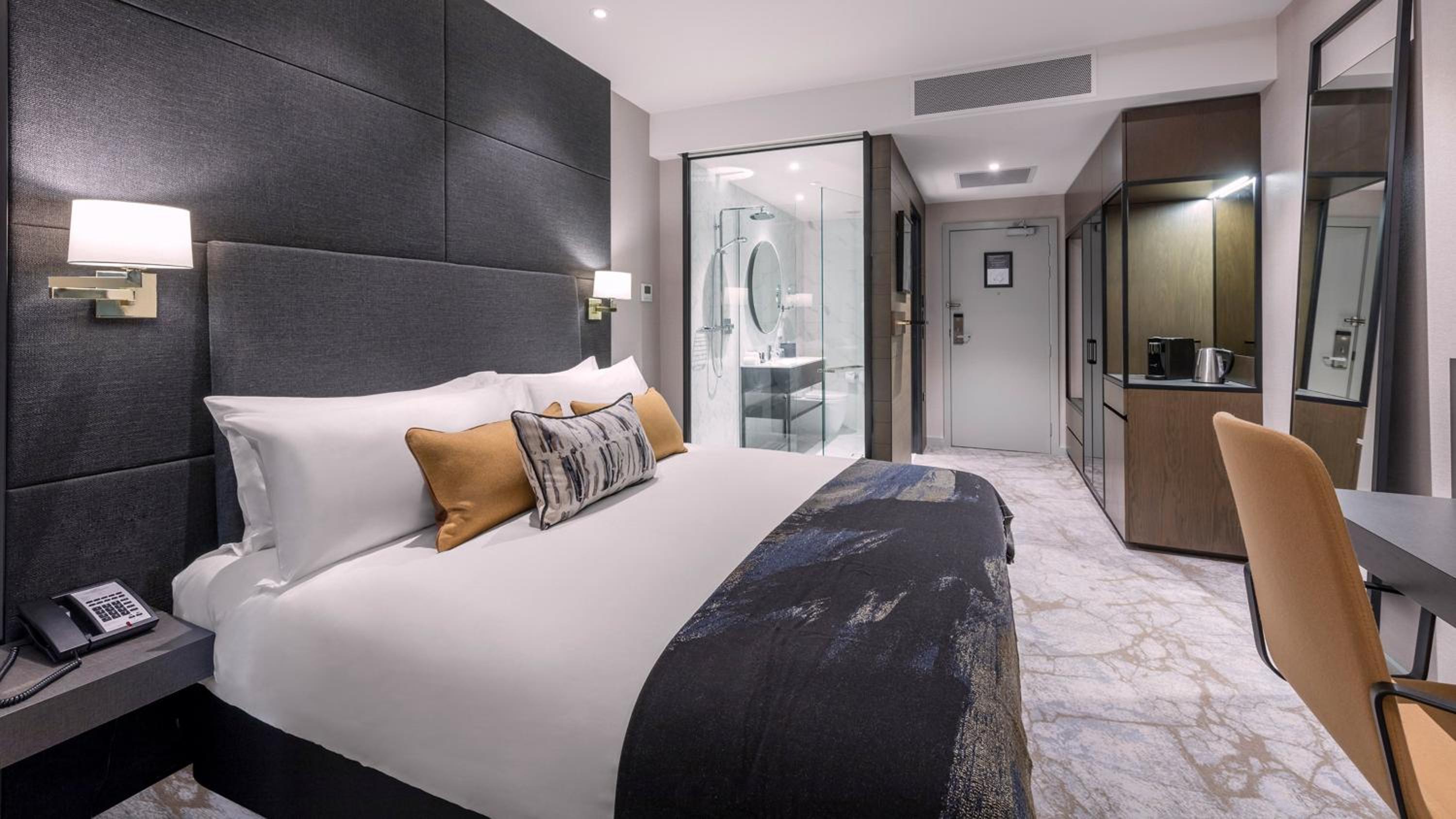 Standard King Room with City View - High Floor thumbnail 5