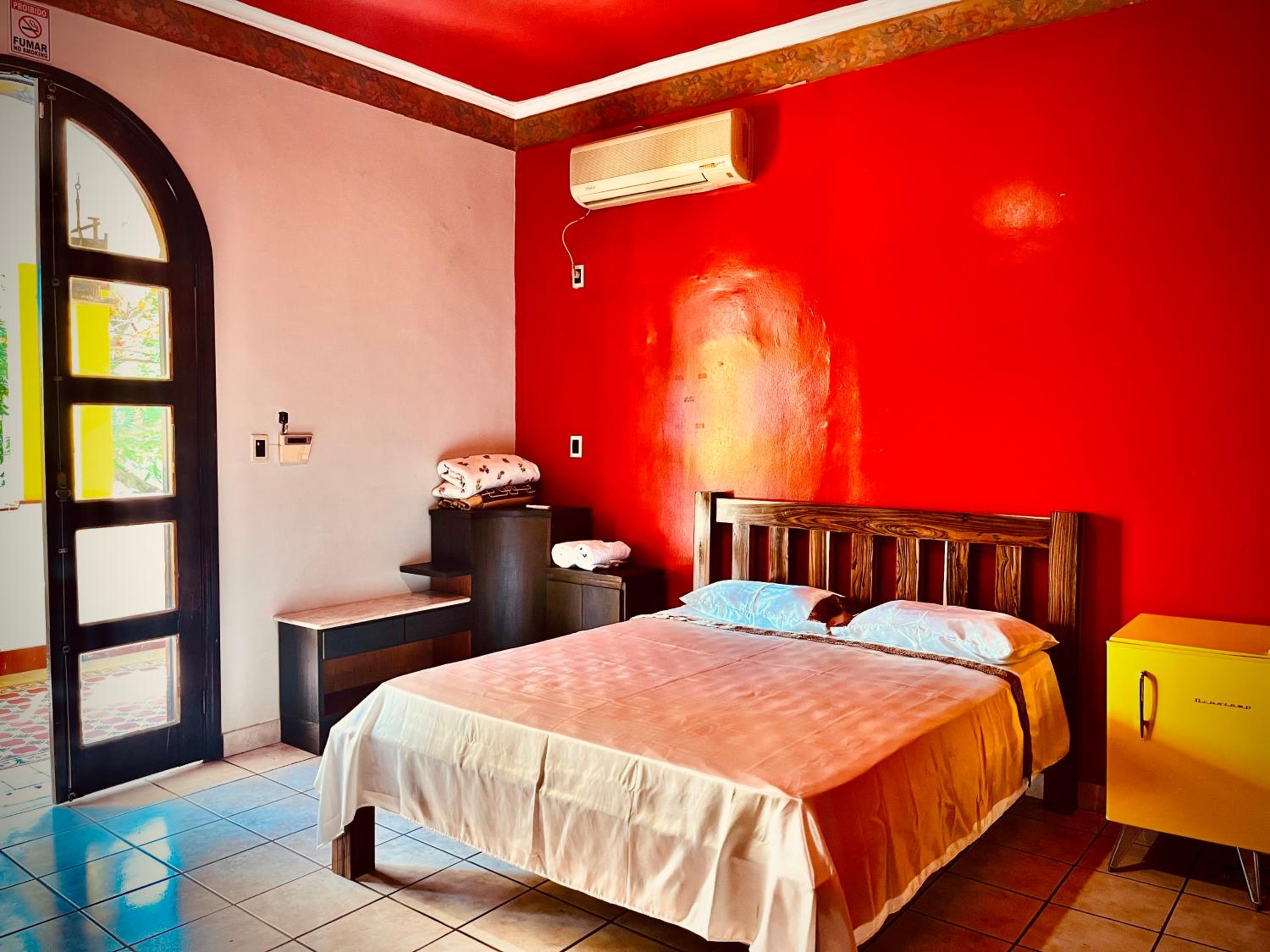 Deluxe Queen Suite - Photo 10