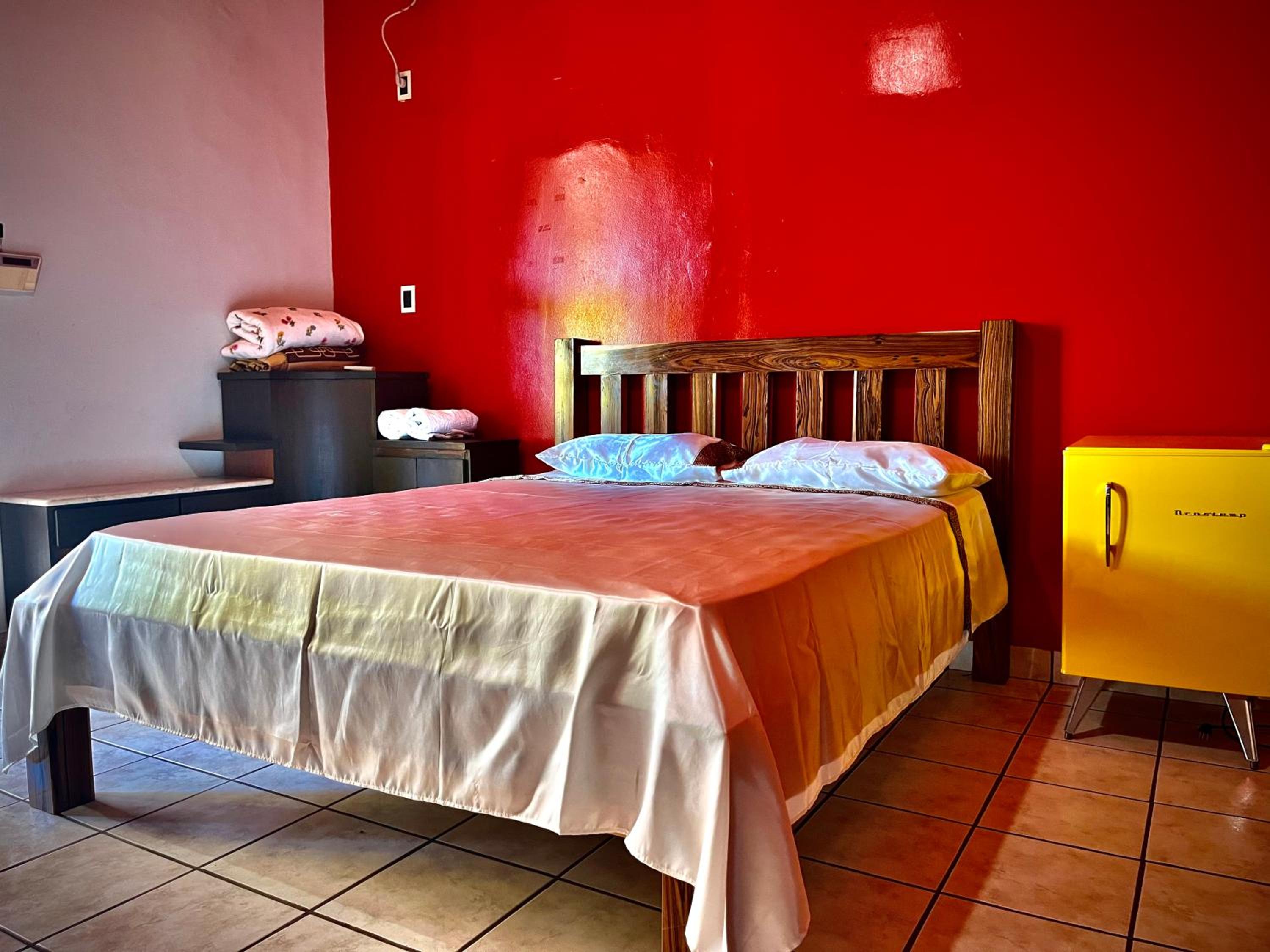 Deluxe Queen Suite - Photo 7