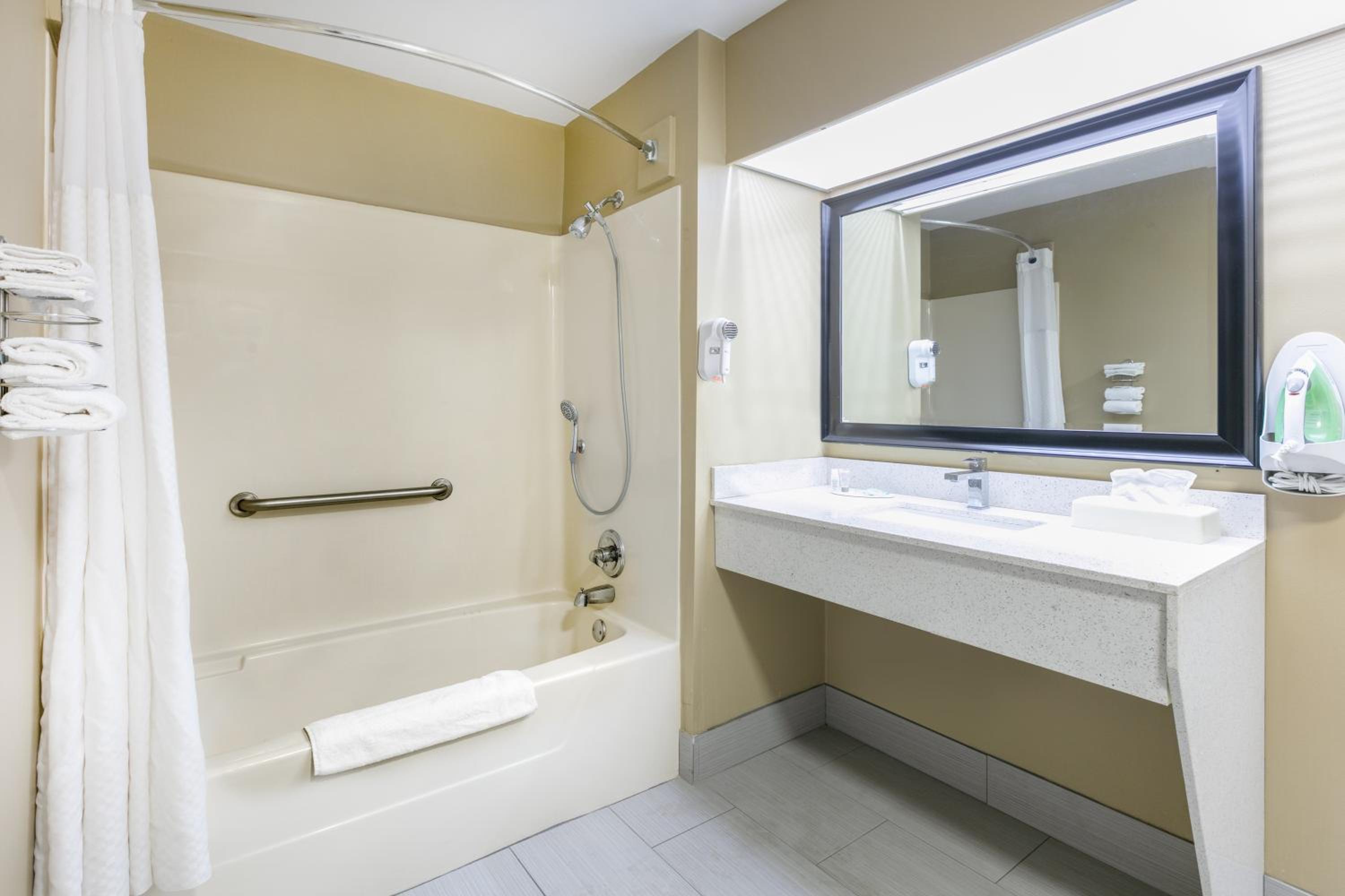 Double Room with Two Double Beds - Disability Access/Non-Smoking - Photo 3