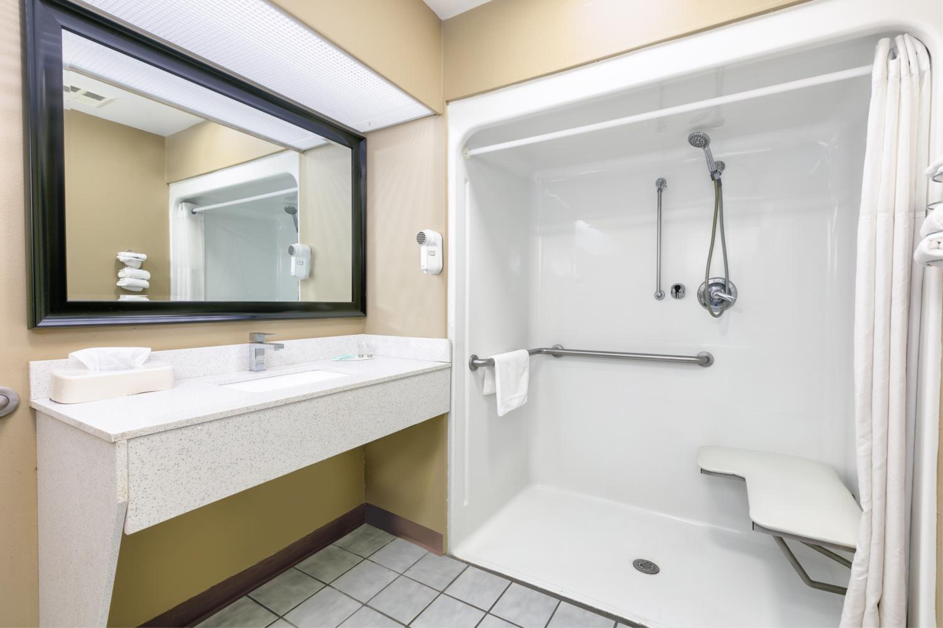 King Room - Mobility Access/Non-Smoking - Photo 3