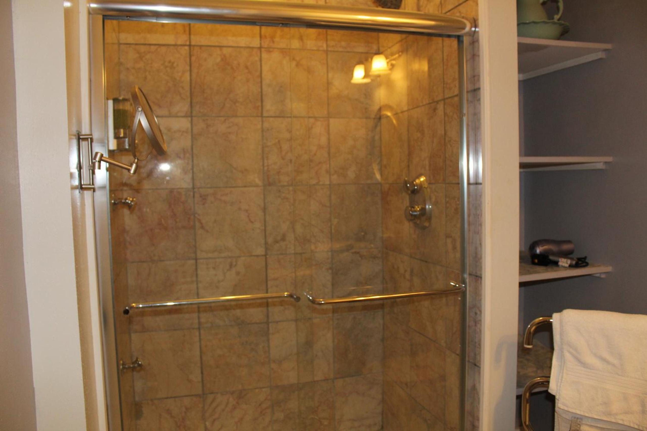 Queen Suite photo 2