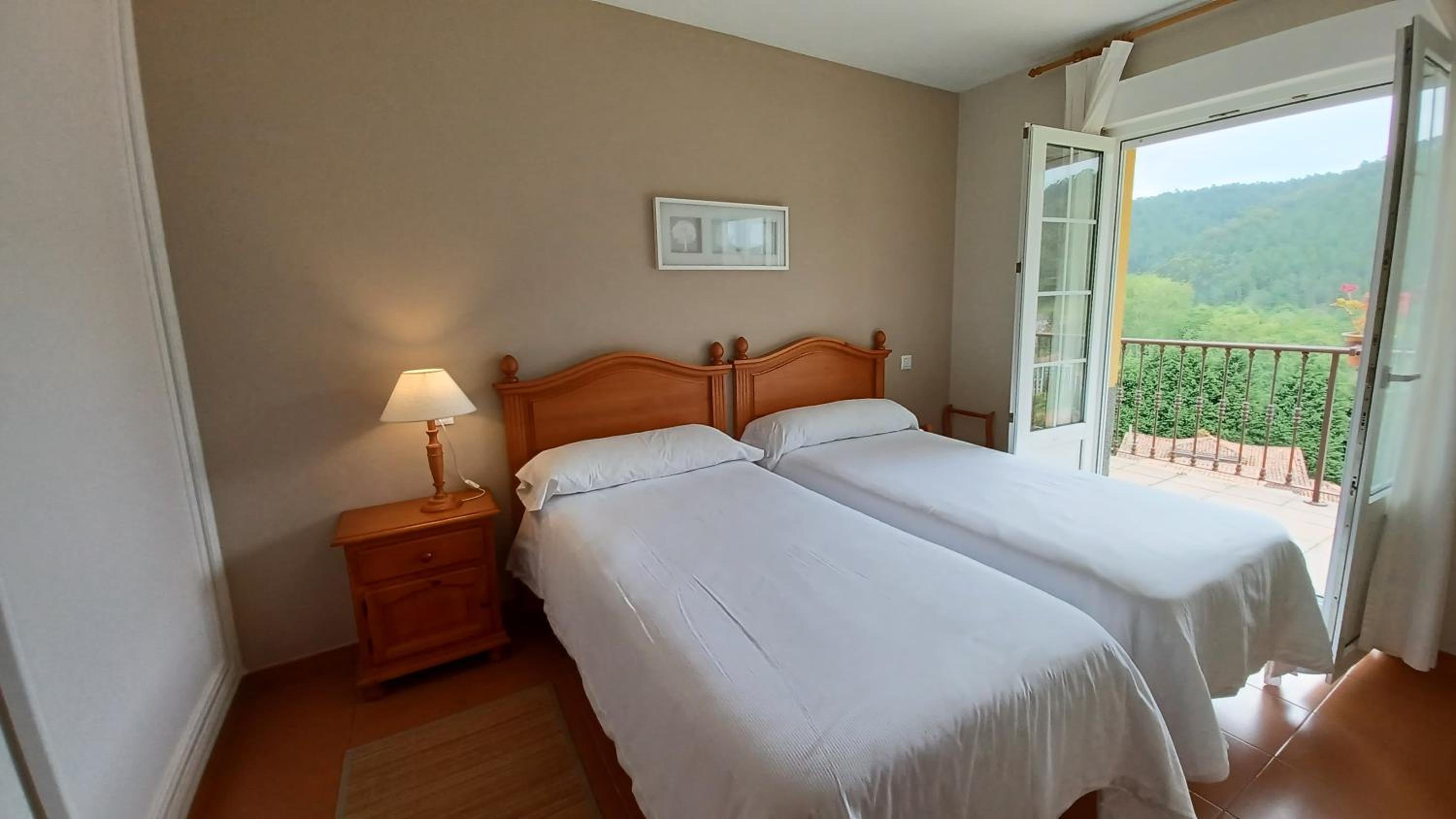 Apartamento de Dos Habitaciones con Jardín y Balcón