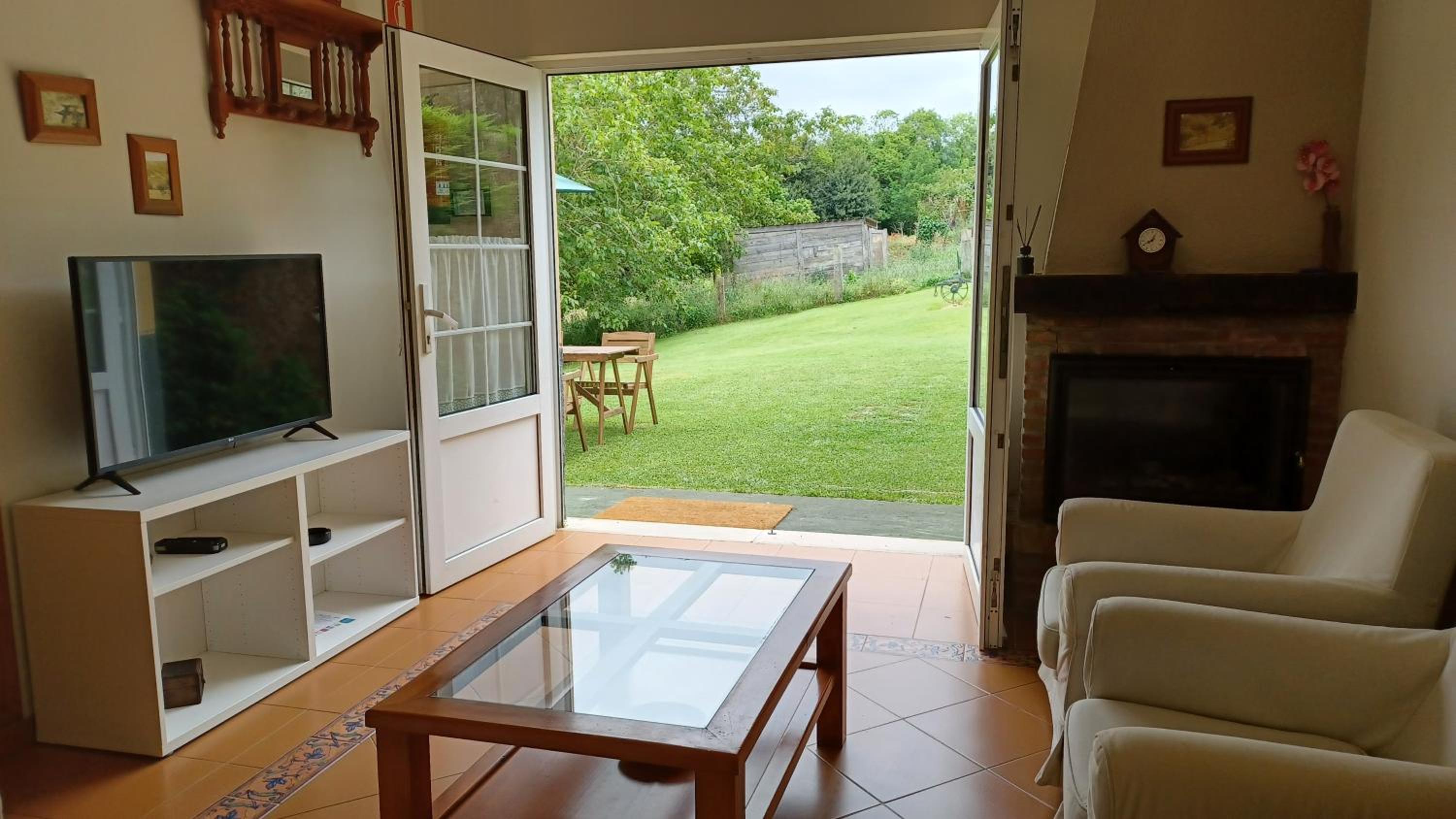 Apartamento de dos habitaciones con jardín y terraza